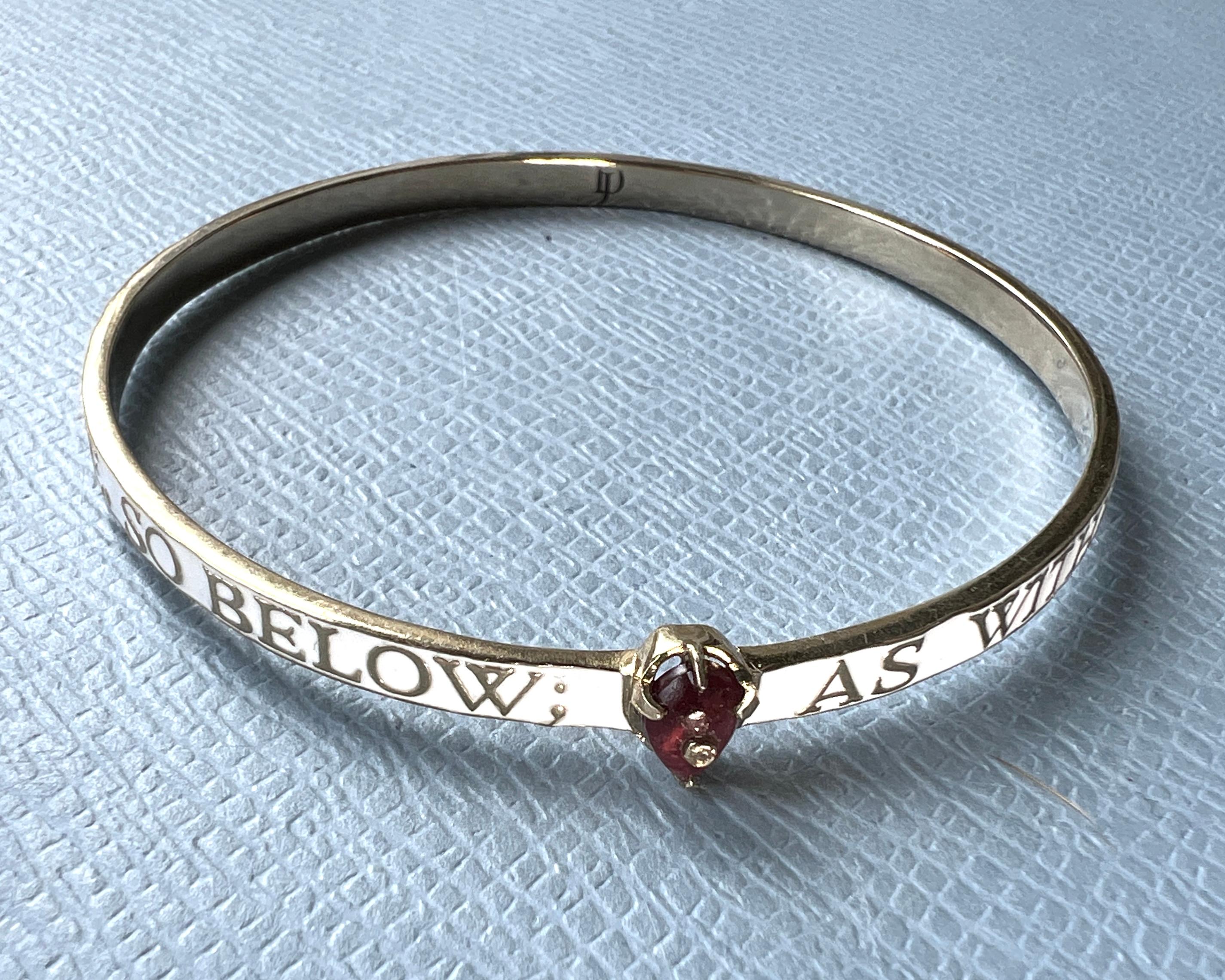 White Enamel Bangle Bracelet Diamond Garnet Heart en Nuevo estado para la venta en Los Angeles, CA