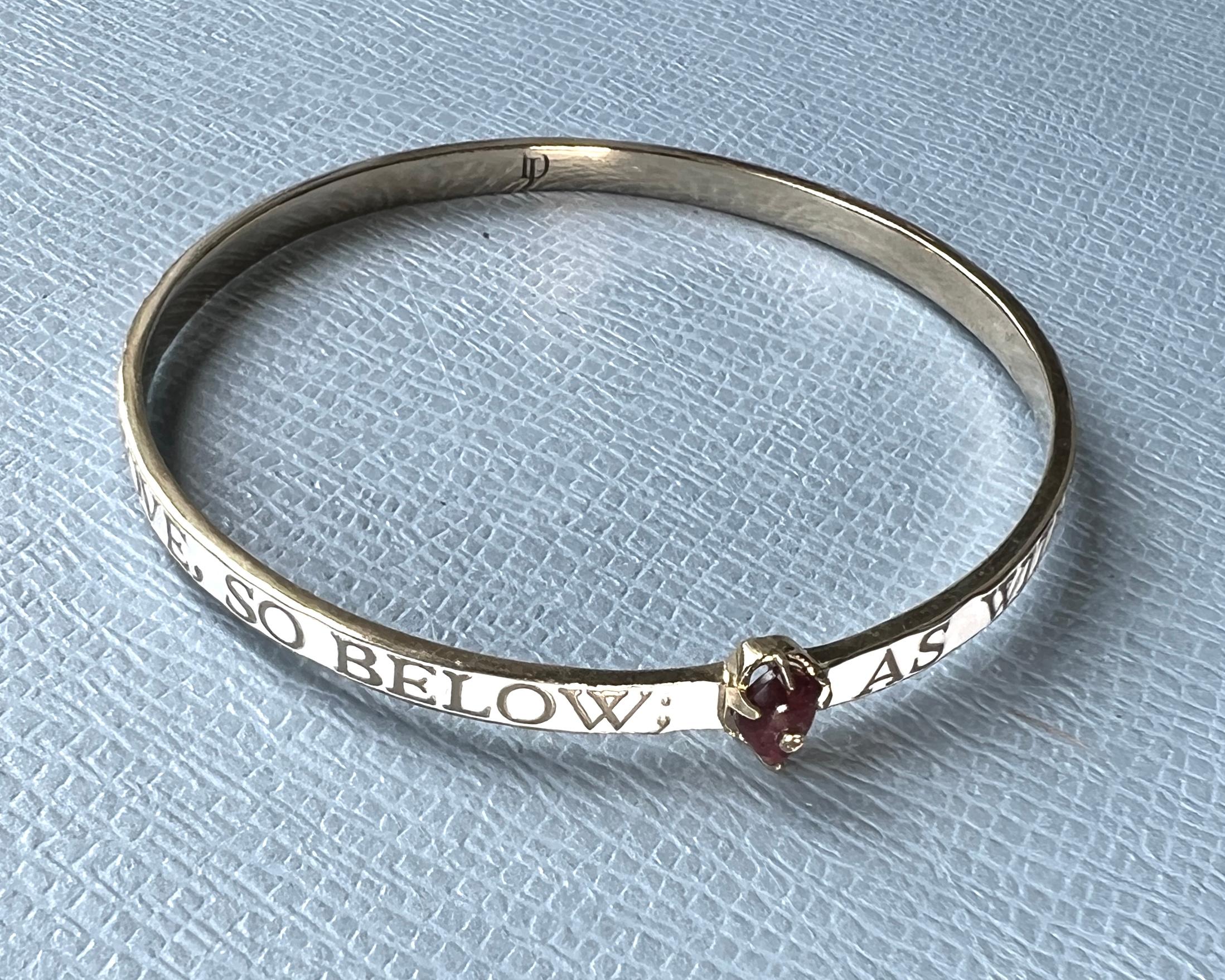 White Enamel Bangle Bracelet Diamond Garnet Heart en venta 1