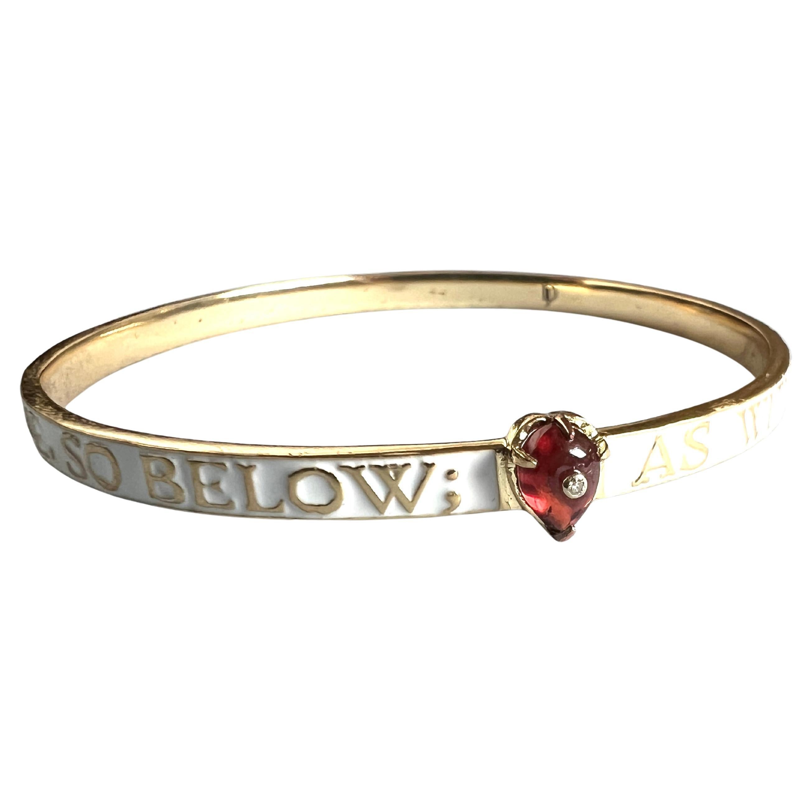 Bracciale con granato e diamanti a cuore in J Gold 14k con smalto bianco - stile vittoriano, gioielli di ispirazione ermetica di J DAUPHIN

Questo braccialetto bangle artigianale di J DAUPHIN è realizzato su ordinazione in oro massiccio 14 carati e