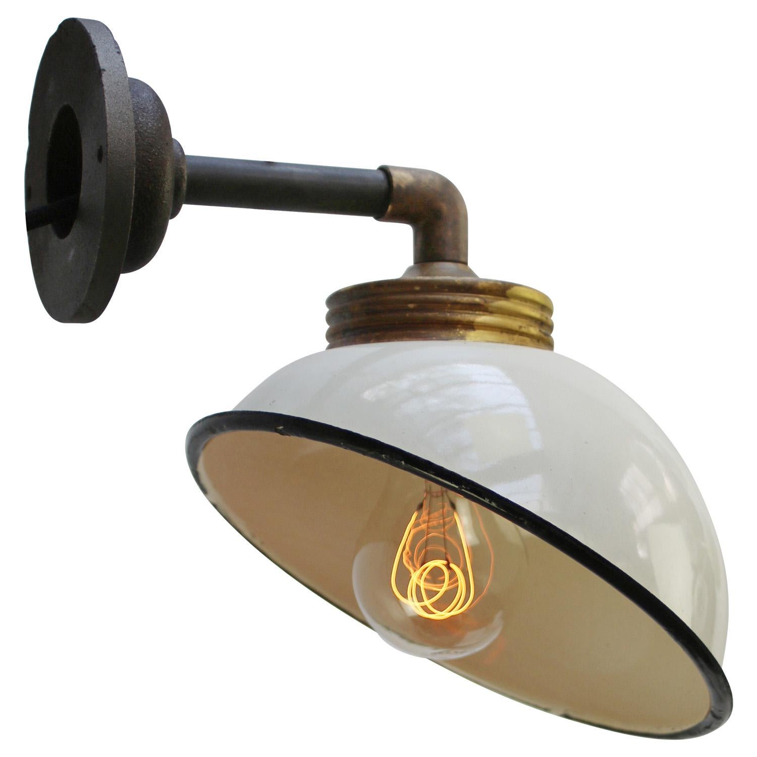 Applique d'usine
Émail blanc ivoire, intérieur blanc

Diamètre de la pièce murale en fonte : 10,5 cm.
2 trous pour la fixation

Poids : 1,50 kg / 3,3 lb

Le prix est fixé par article individuel. Toutes les lampes ont été rendues conformes aux normes