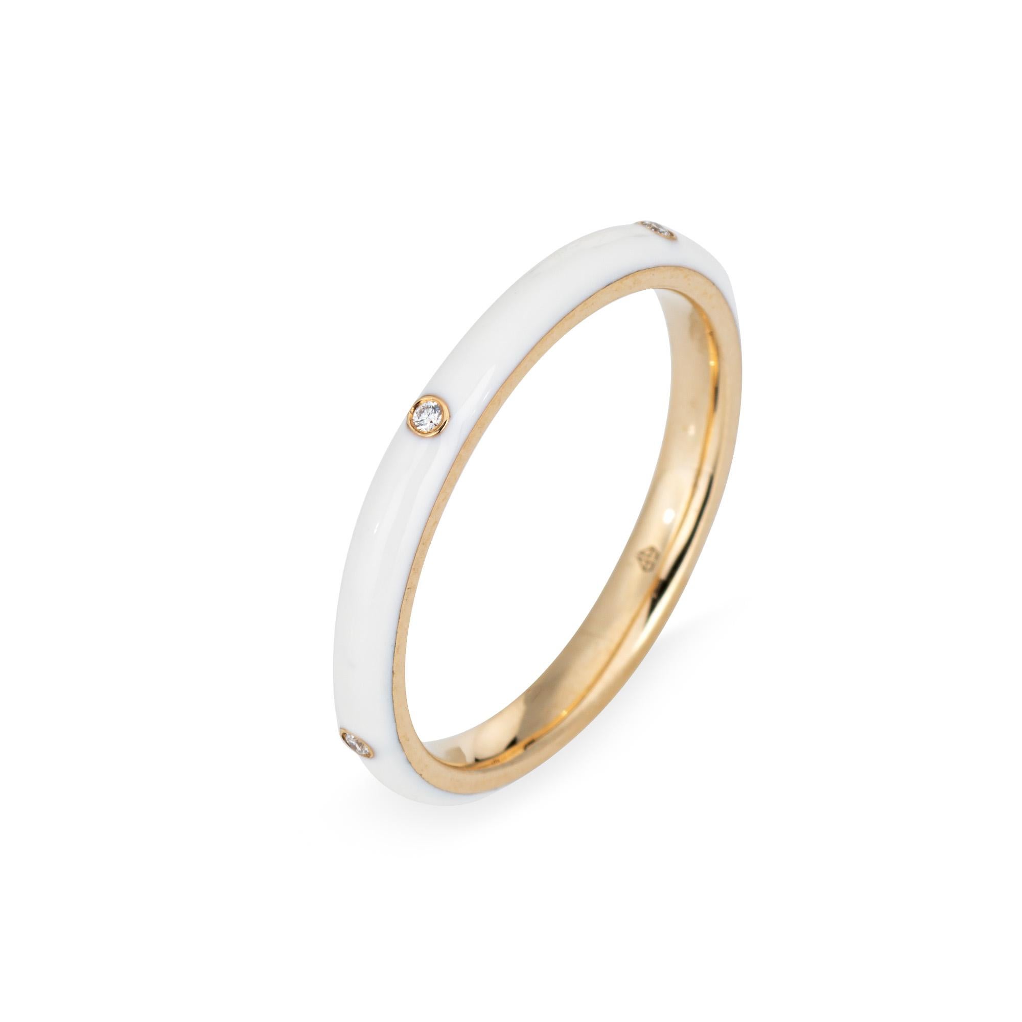 Stilvoller Stapelring aus weißer Emaille und Diamanten, gefertigt aus 14 Karat Gelbgold. 

Runde Brillanten haben insgesamt schätzungsweise 0,03 Karat (geschätzte Farbe H-I und Reinheit SI2-I1). 

Das emaillierte Band ist mit 5 kleinen Diamanten