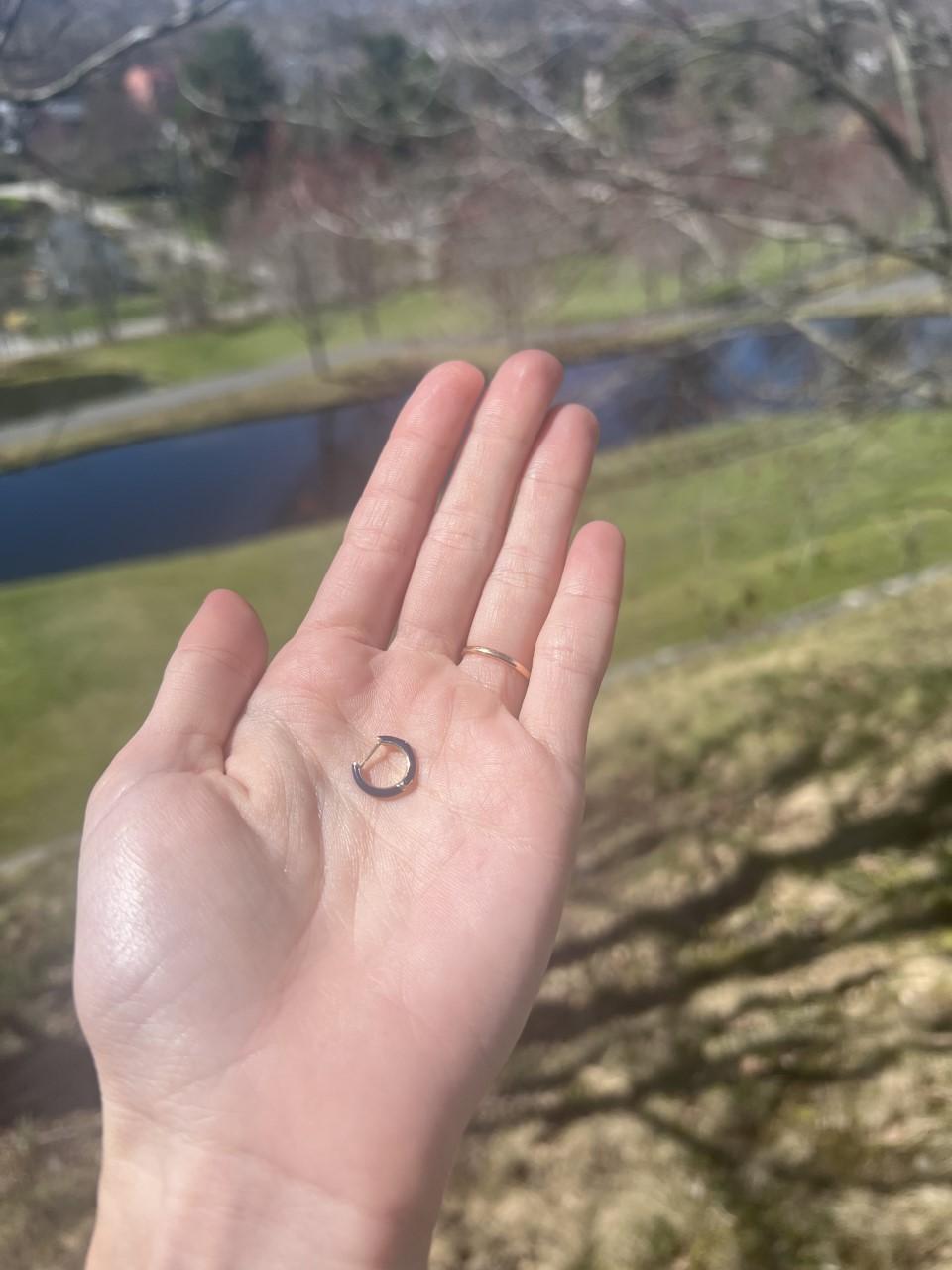 Weiße weiße Emaille Huggies mit Diamanten, 14K Gelbgold, GH SI1 Diamanten (Rundschliff) im Angebot