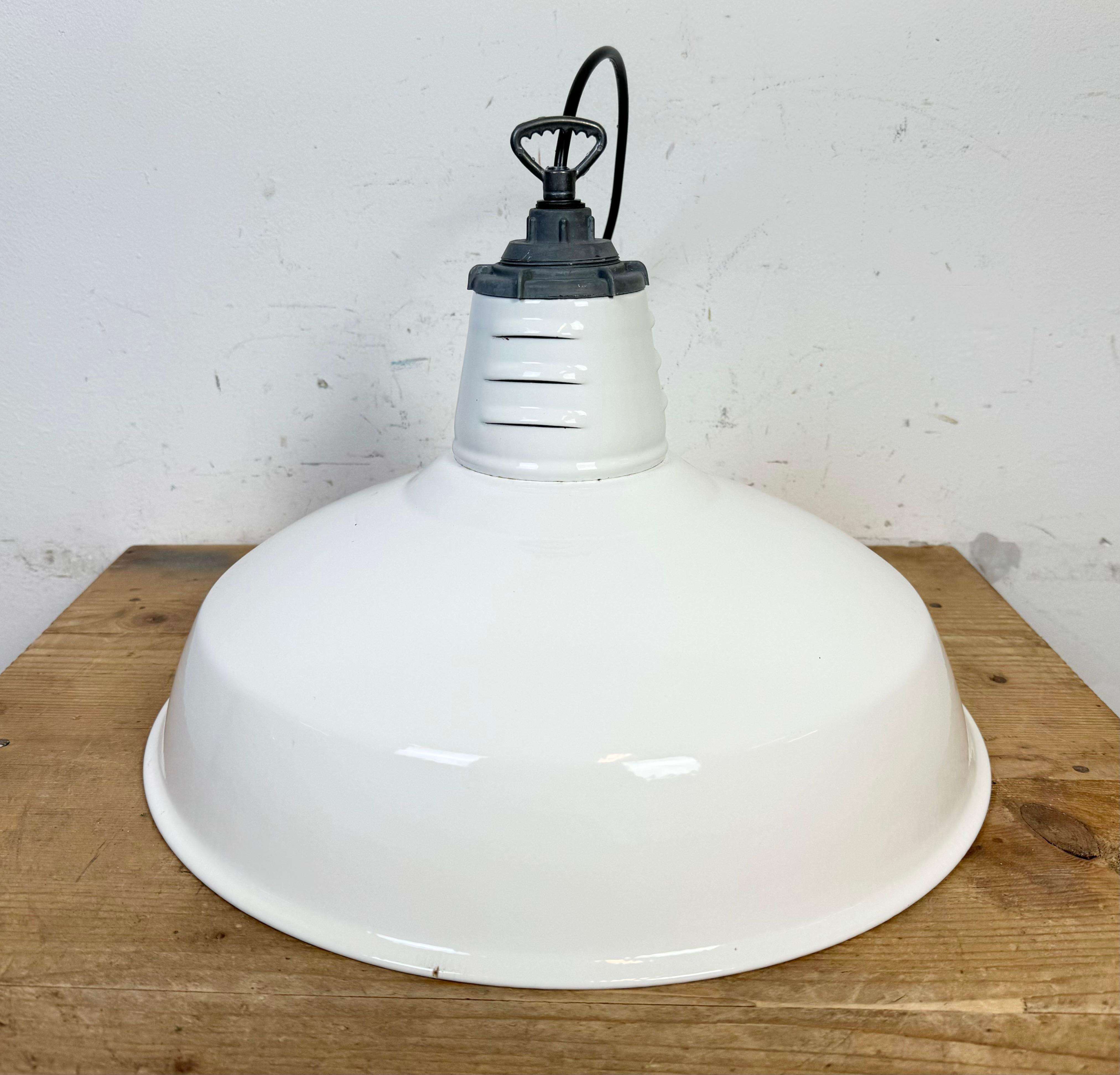 Colgante industrial de esmalte blanco de Miller Co., años 60 5