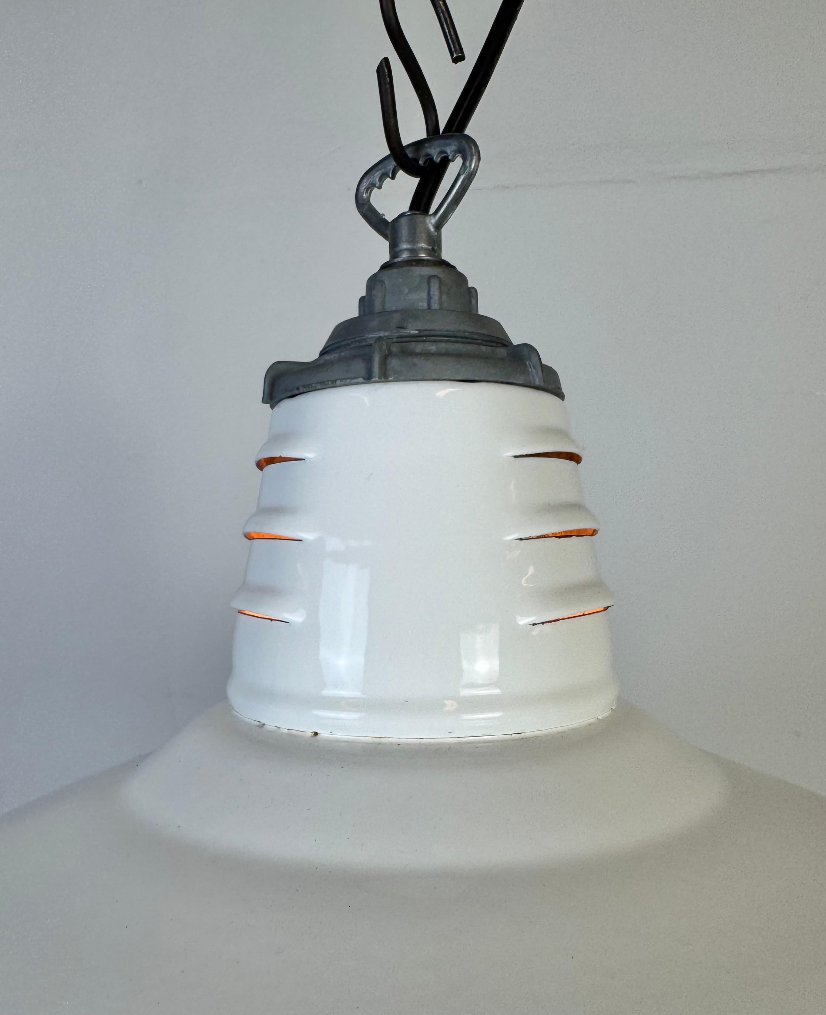 Colgante industrial de esmalte blanco de Miller Co., años 60 6