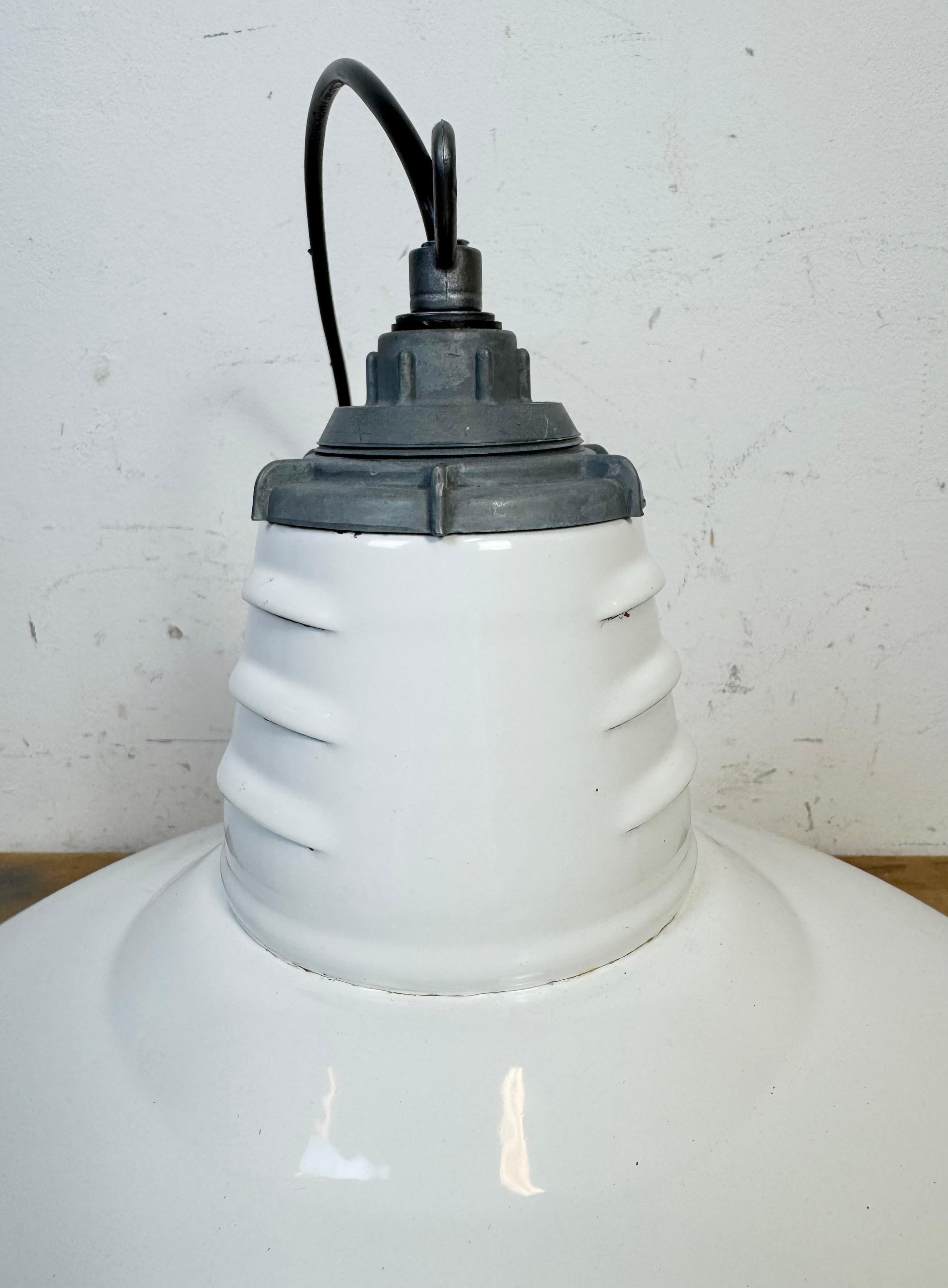 Colgante industrial de esmalte blanco de Miller Co., años 60 8