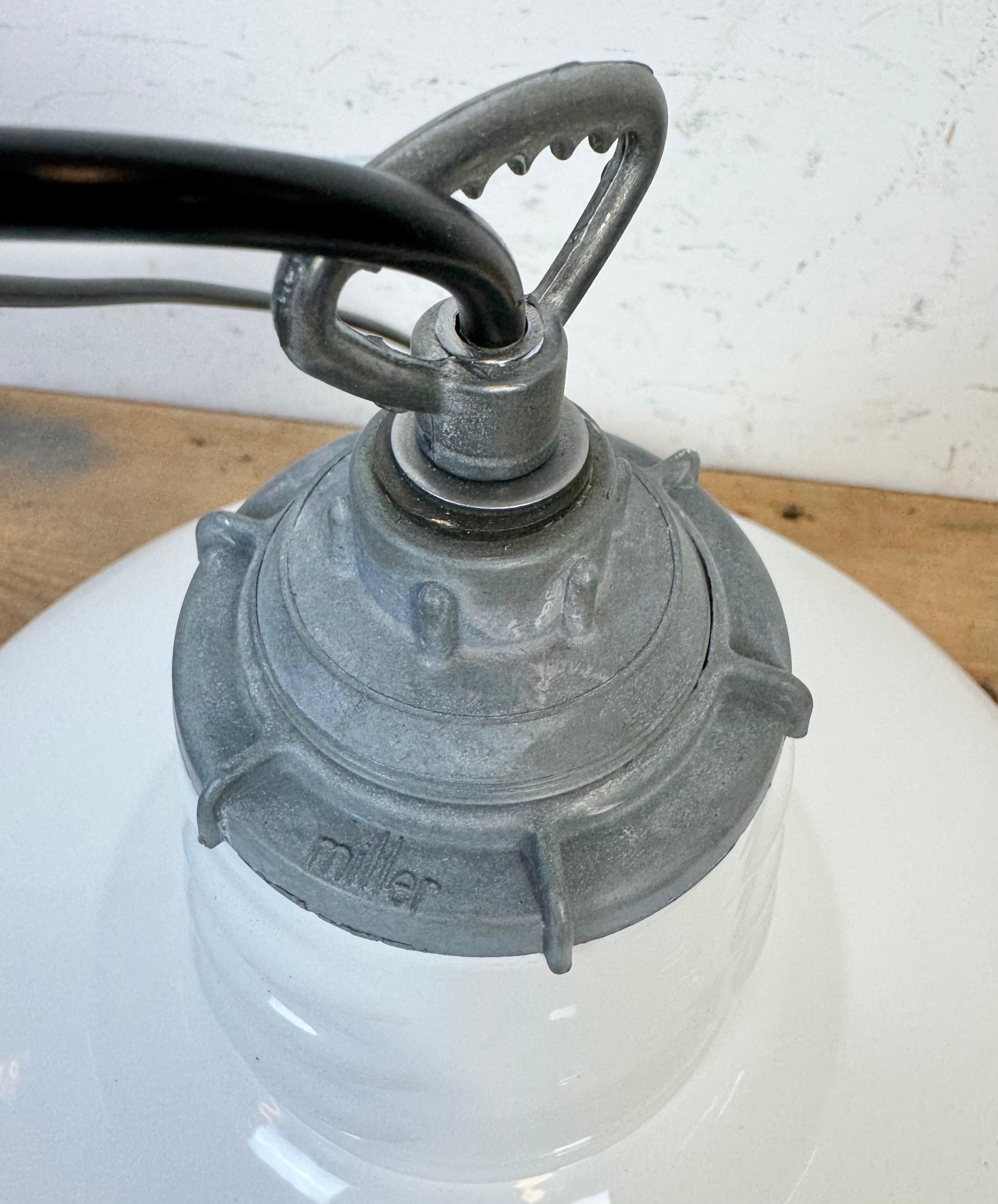 Colgante industrial de esmalte blanco de Miller Co., años 60 11