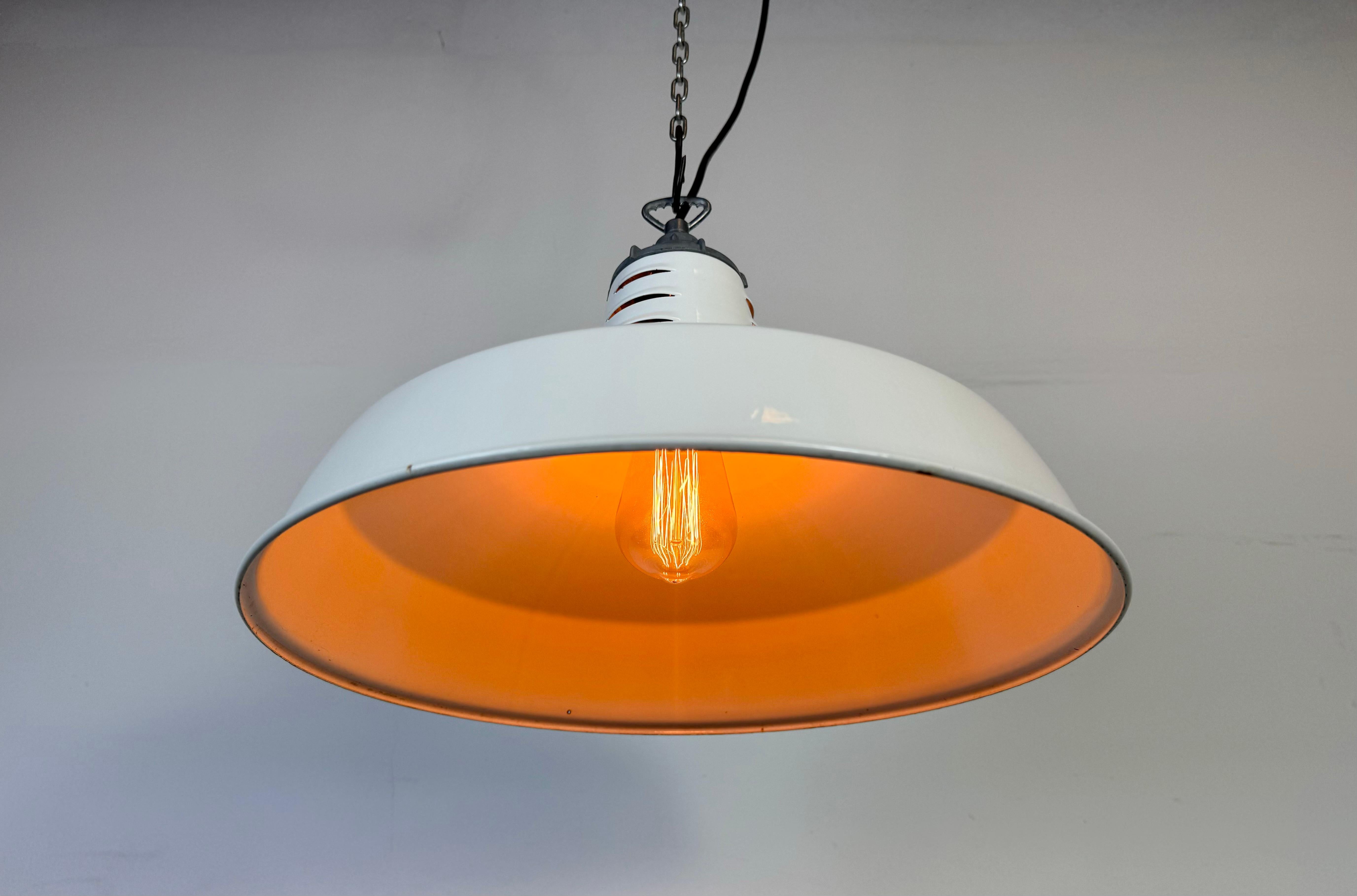 Colgante industrial de esmalte blanco de Miller Co., años 60 1