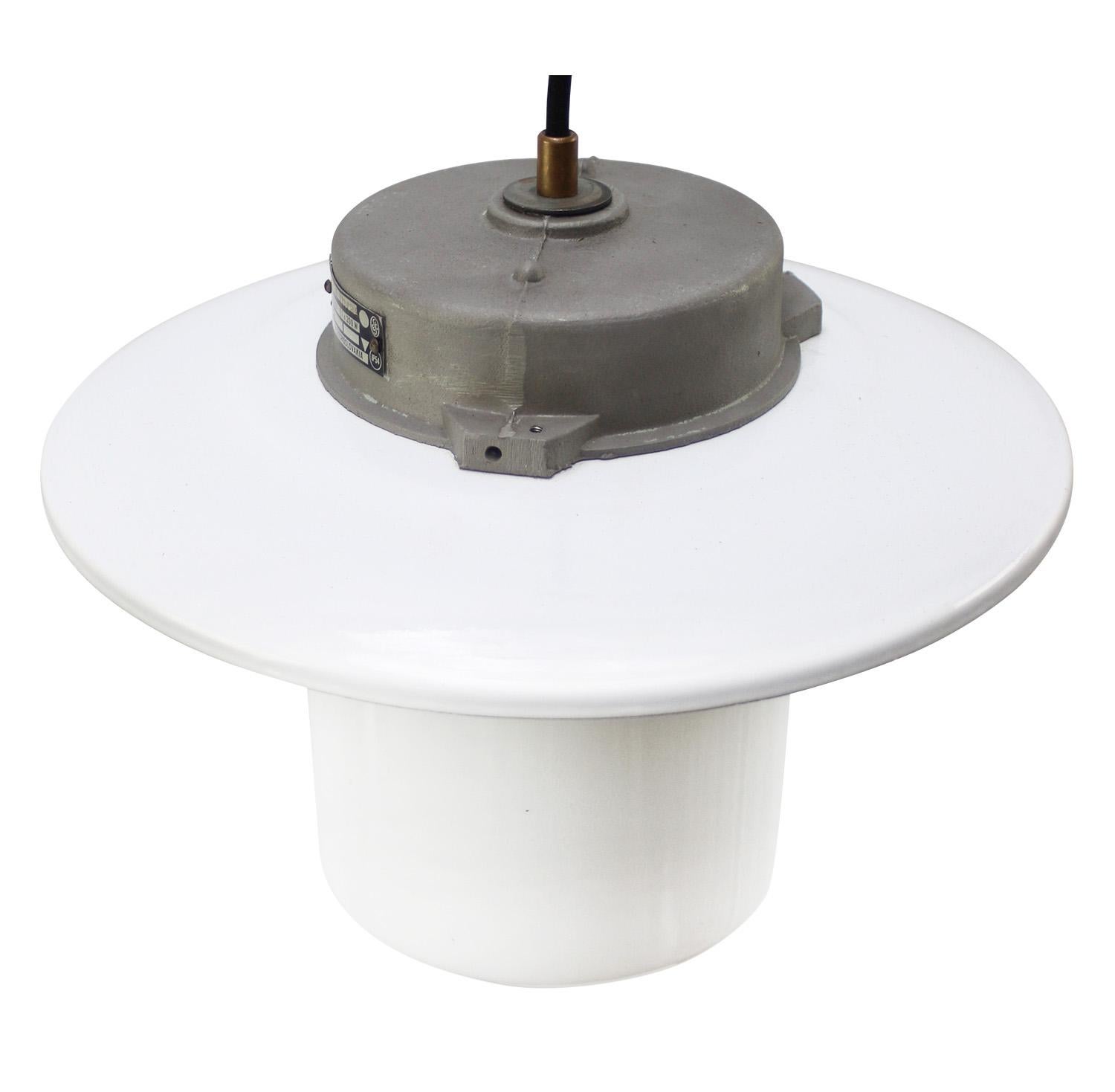 Mid-Century moderno Lampade a sospensione in vetro opalino e smalto bianco in vendita