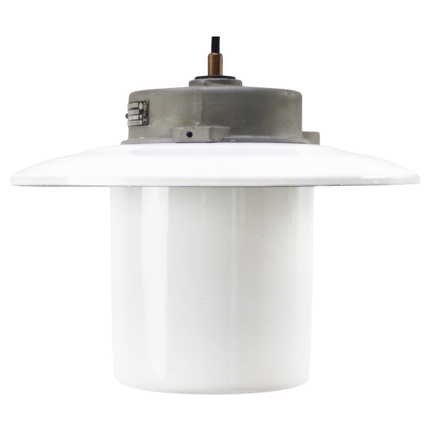 Lampade a sospensione in vetro opalino e smalto bianco