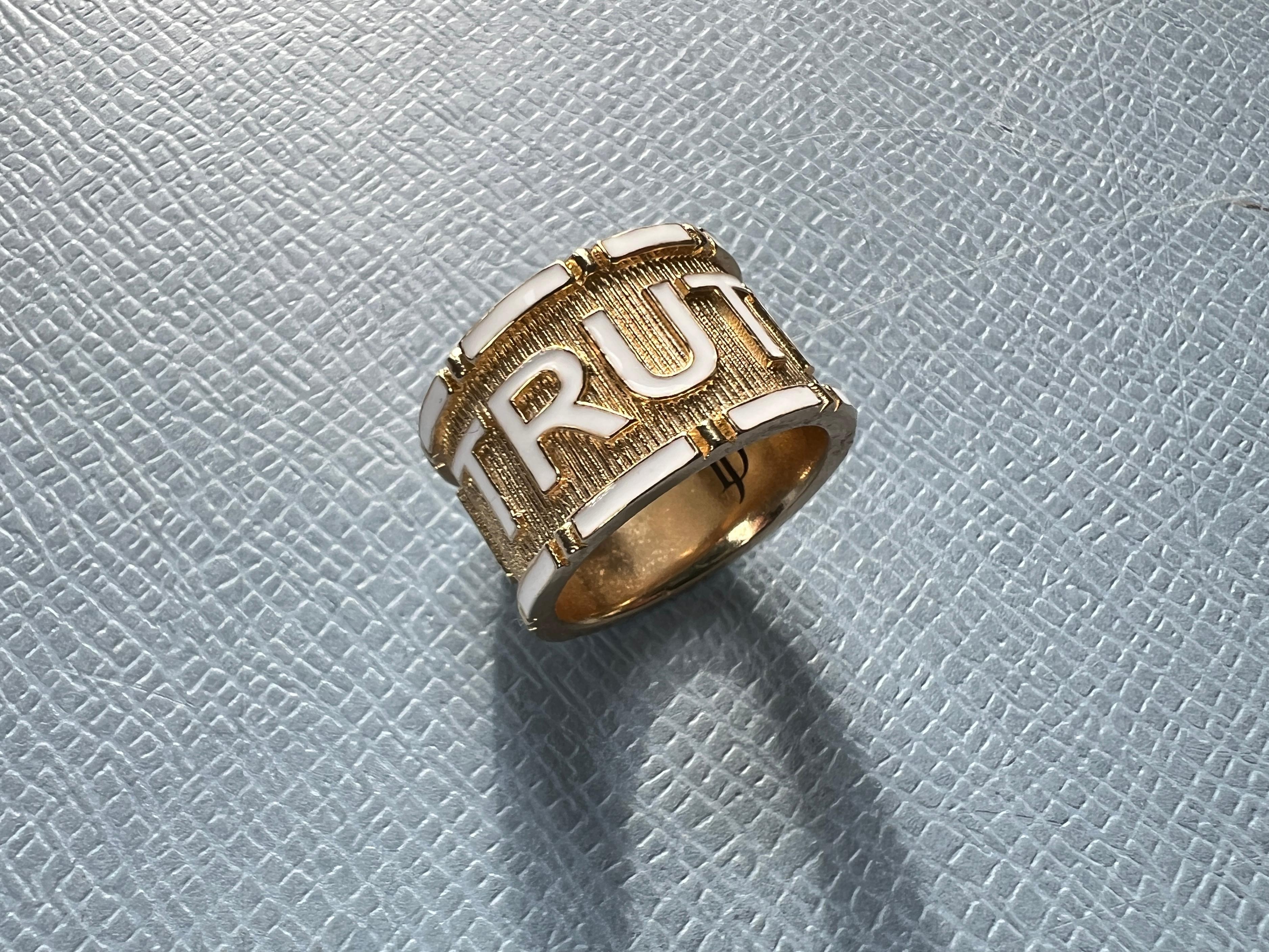 Anello della verità in stile Memento Mori Smalto bianco, Cabala

Questo anello in smalto bianco ha le lettere TRUTH ispirate all'età vittoriana, Memento Mori

Progettista: J Dauphin

Il posizionamento di queste lettere suggerisce che la verità non è