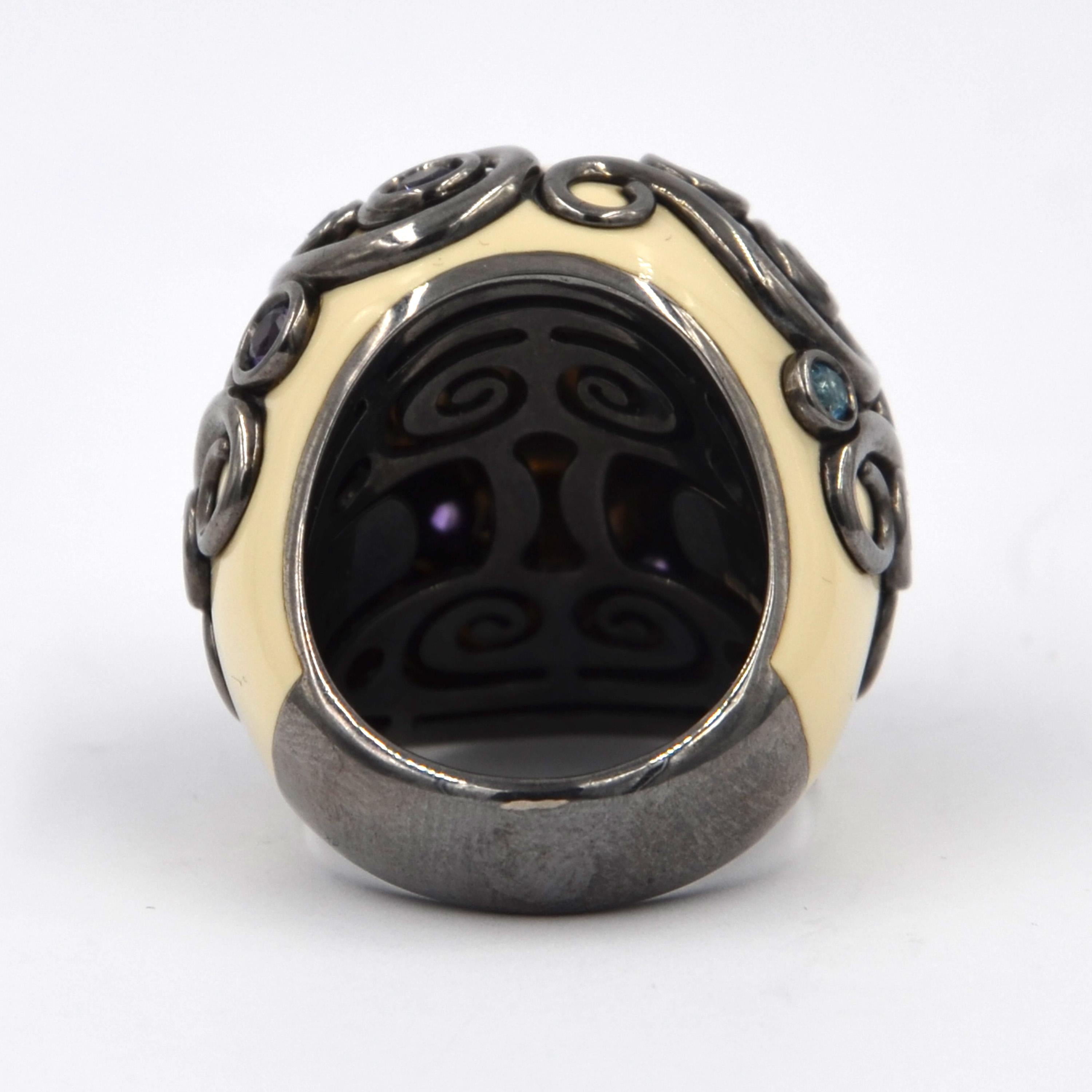 White Enamel Round Silver Ring with Amethyst and Blue Topaz In New Condition For Sale In Valenza, IT