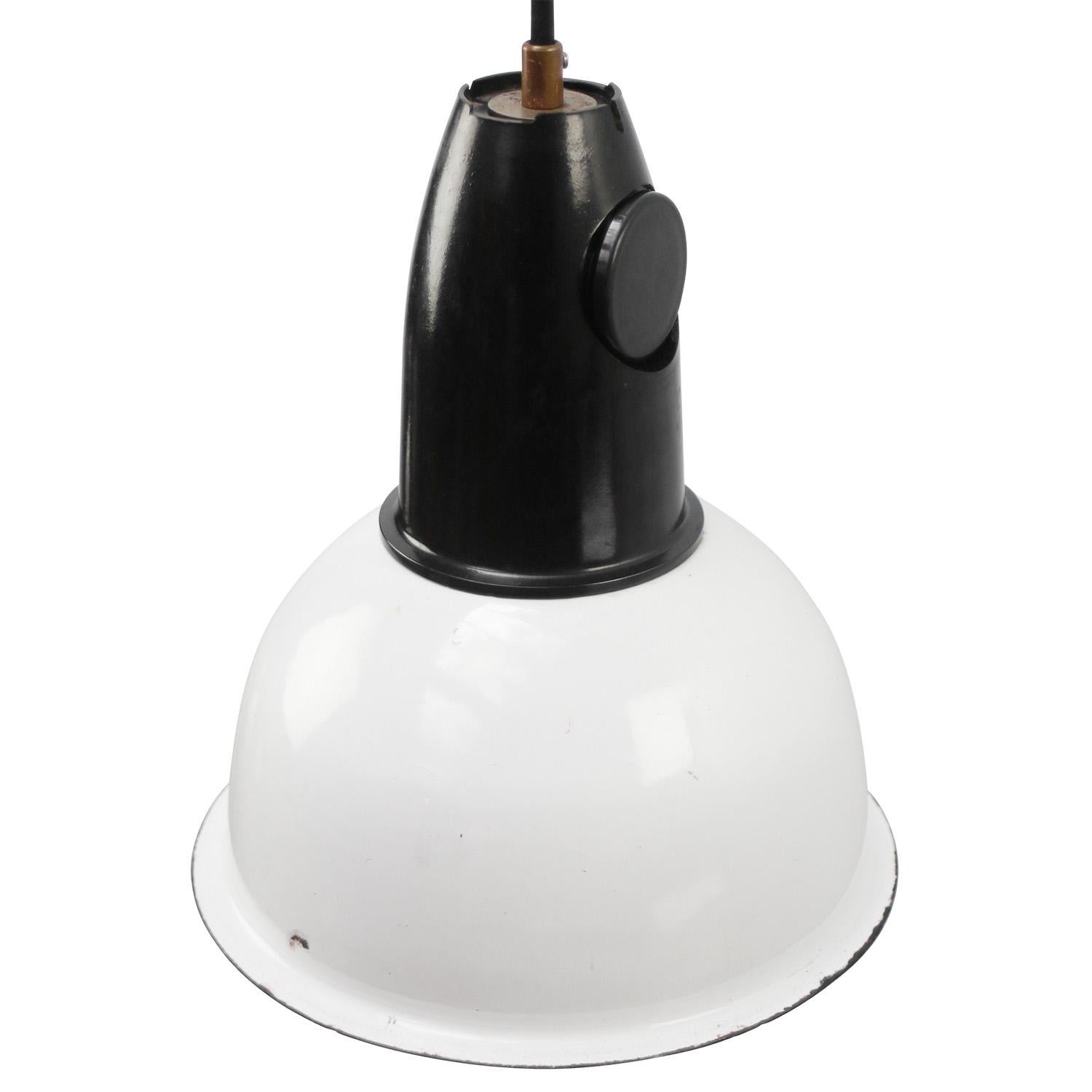 Seltene Industrielampe aus weißer Emaille mit Bakelitaufsatz. 

Gewicht: 1,20 kg / 2,6 lb

Der Preis gilt für jeden einzelnen Artikel. Alle Lampen sind nach internationalen Normen für Glühbirnen, energieeffiziente und LED-Lampen geeignet.
