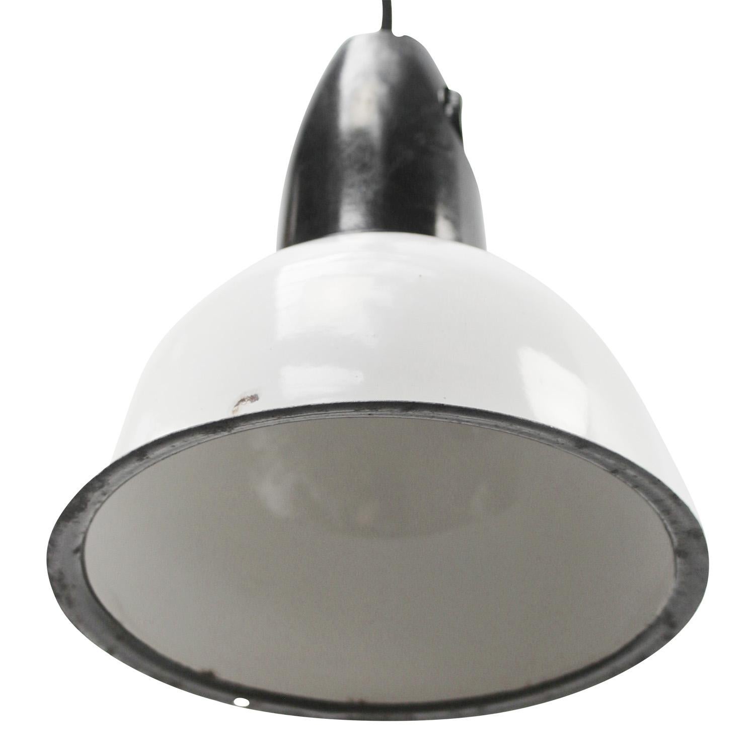 Industriel Lampe à suspension industrielle vintage en émail blanc avec dessus en bakélite en vente