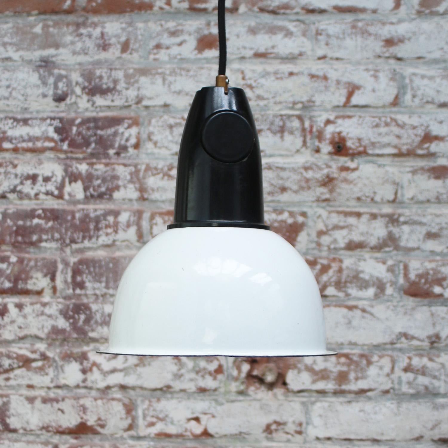 White Enamel Vintage Industrial Bakelite Top Pendant Lamp In Good Condition For Sale In Amsterdam, NL