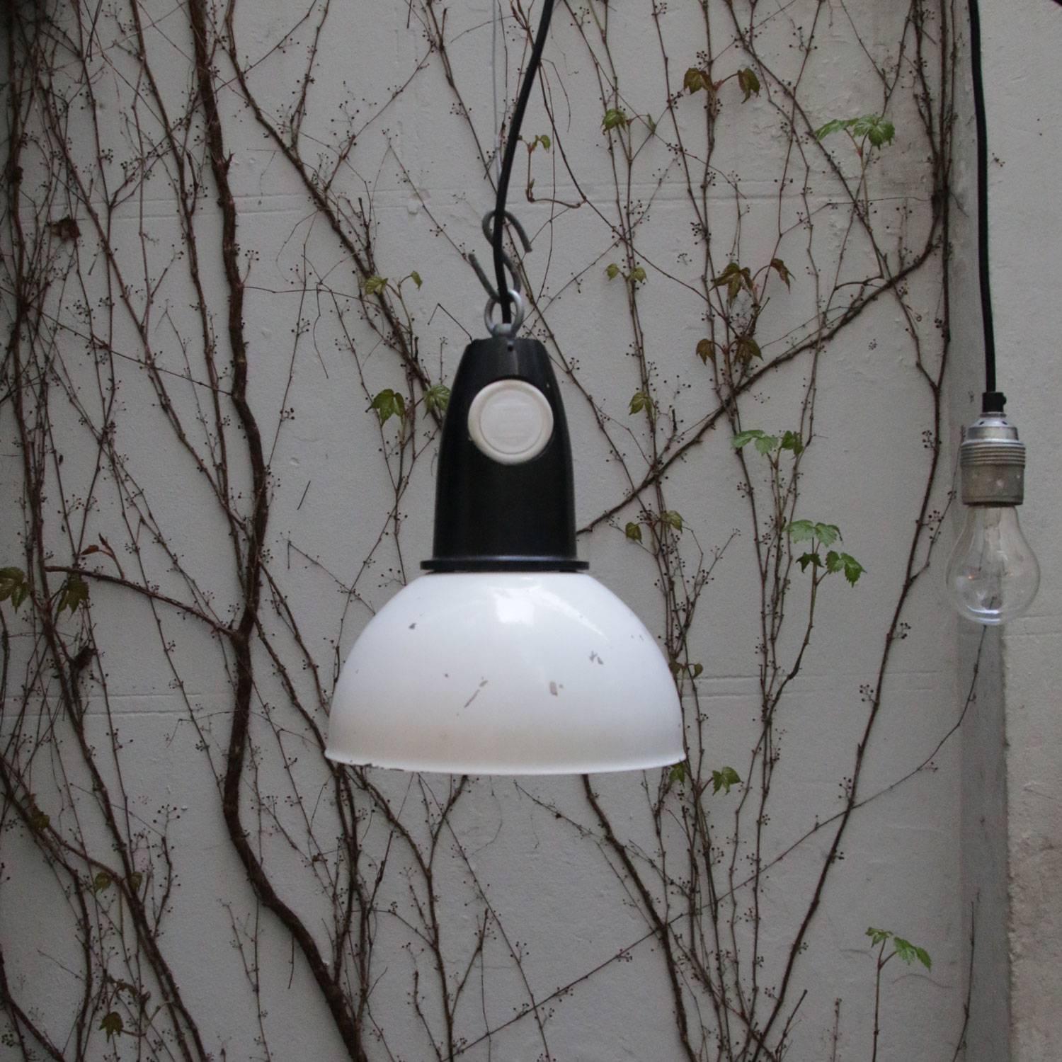 White Enamel Vintage Industrial Bakelite Top Pendant Lamp In Good Condition In Amsterdam, NL