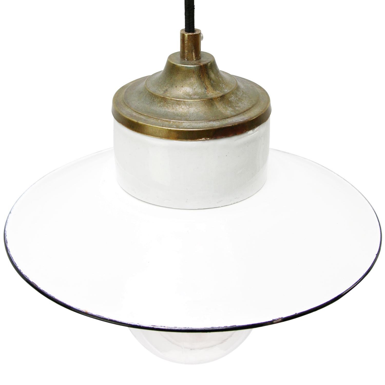 Porcelain Industrial hanging lamp.
White porcelain, brass and clear glass.
Enamel shade
2 conductors, no ground.

Weight: 1.40 kg / 3.1 lb

Priced per individual item. All lamps have been made suitable by international standards for
