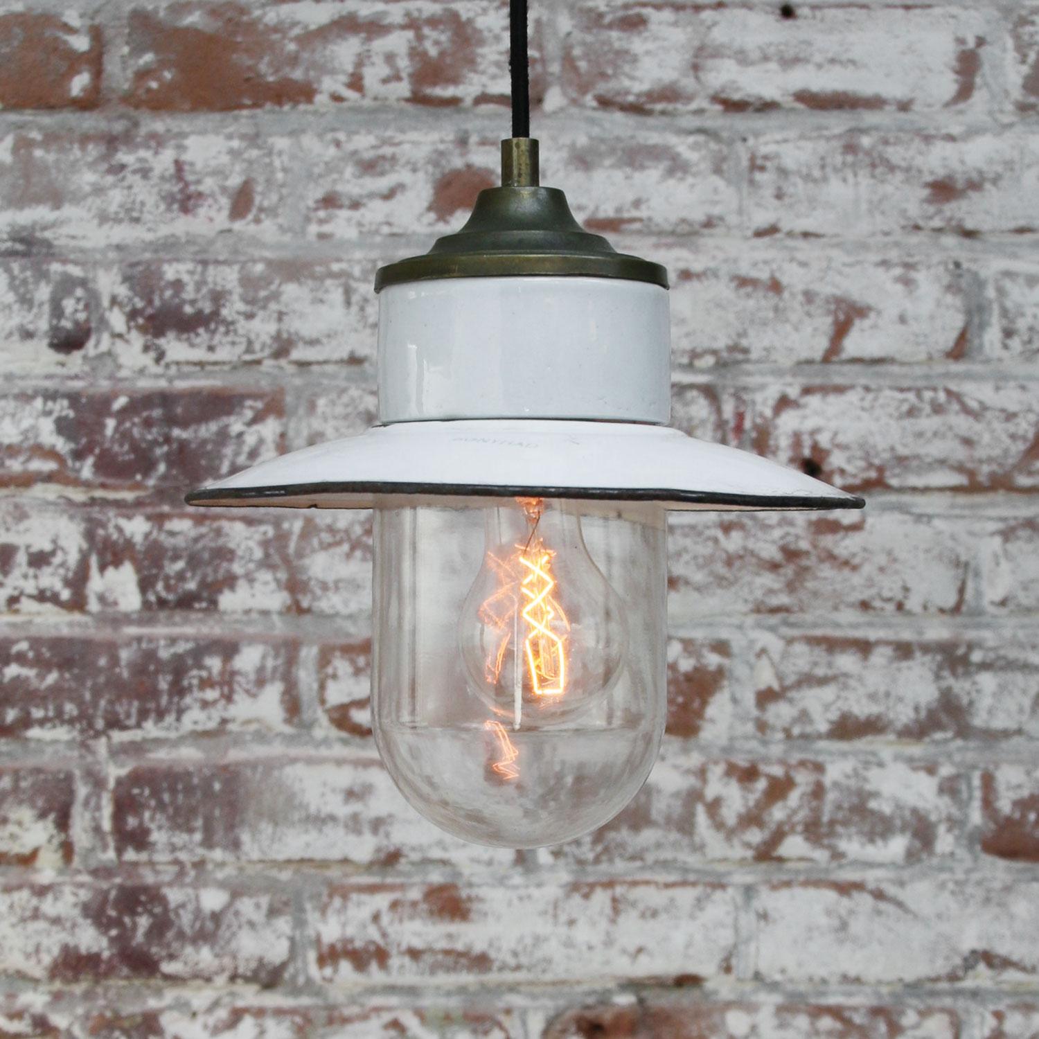 Porcelain industrial hanging lamp.
White porcelain, brass and clear glass.
Enamel shade
2 conductors, no ground.

Weight: 1.40 kg / 3.1 lb

Priced per individual item. All lamps have been made suitable by international standards for incandescent