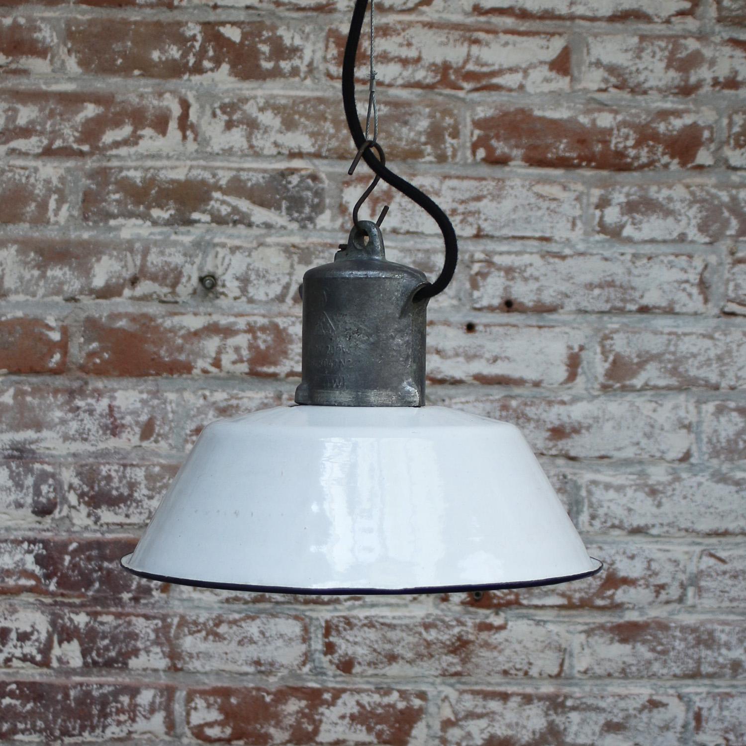 White Enamel Vintage Industrial Cast Aluminium Pendant Light In Good Condition For Sale In Amsterdam, NL