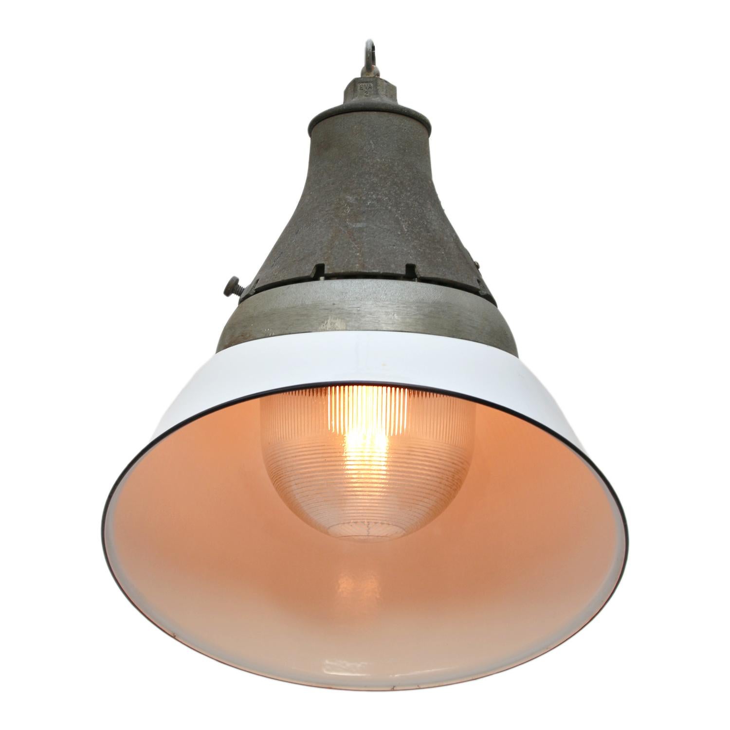 Industrial pendant hanging lamp
white enamel, white interior
cast aluminium top, clear Holophane glass
made in the USA.

Weight: 5.50 kg / 12.1 lb

Priced per individual item. All lamps have been made suitable by international standards for