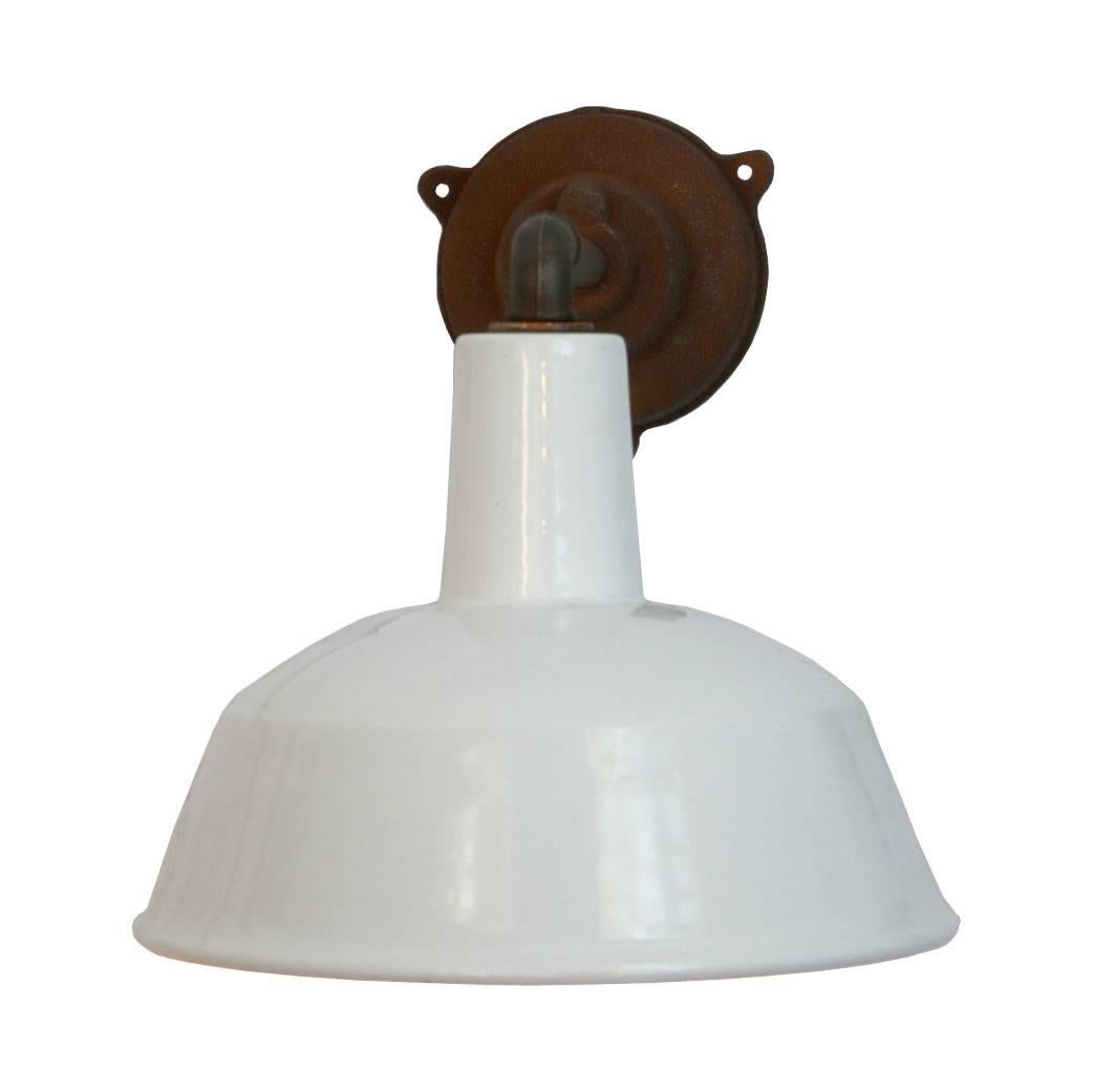 White enamel wall light with cast iron arm and mounting piece.

Diameter cast iron wall piece: 12 cm, 3 holes to secure

Weight: 2.50 kg / 5.5 lb

Priced per individual item. All lamps have been made suitable by international standards for