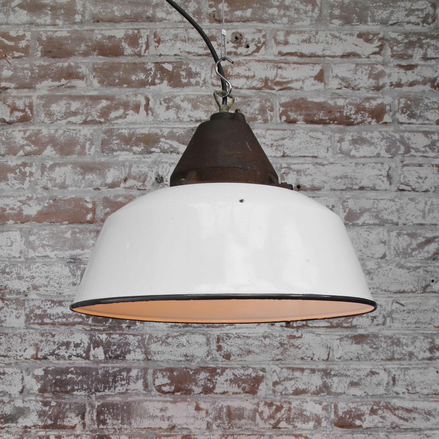 Lampes à suspension industrielles vintage en fonte blanche et émaillée Bon état - En vente à Amsterdam, NL