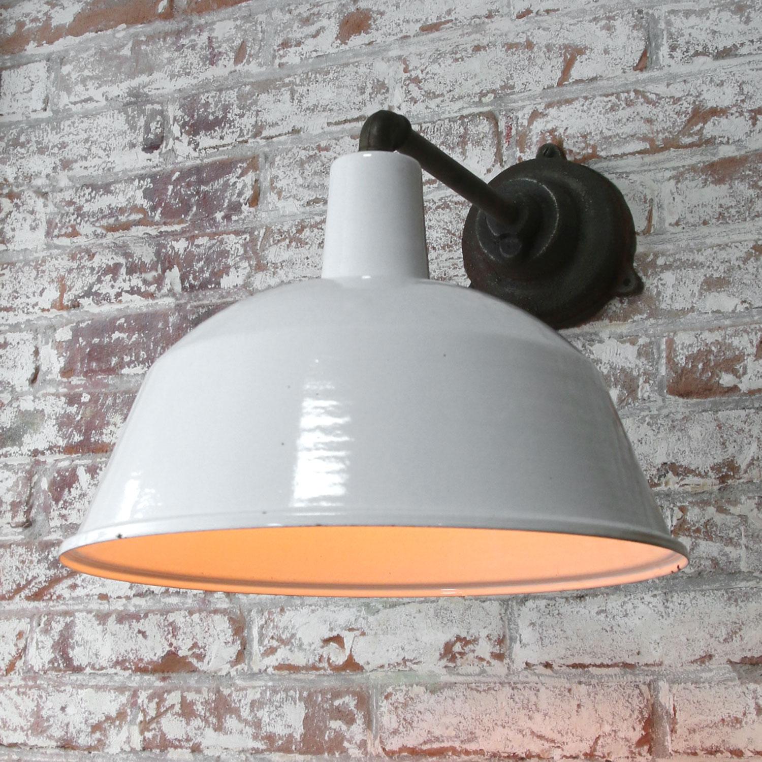 Lampada da parete di fabbrica
Smalto bianco, interno bianco

Peso: 3,1 kg / 6,8 lb

Prezzo per singolo articolo. Tutte le lampade sono state rese idonee dagli standard internazionali per le lampadine a incandescenza, a risparmio energetico e a