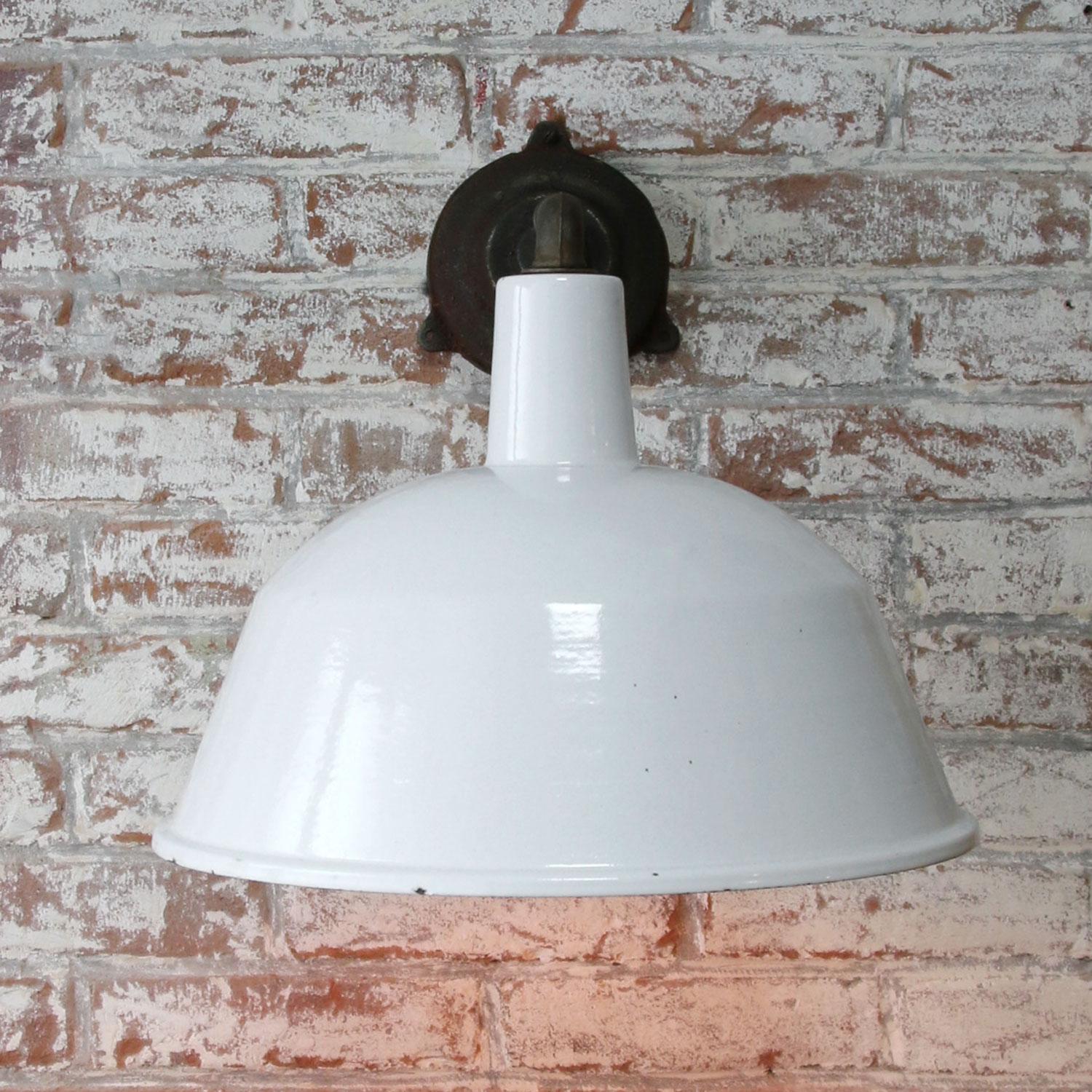 White Enamel Vintage Industrial Cast Iron Factory Scones Wall Lights In Good Condition For Sale In Amsterdam, NL
