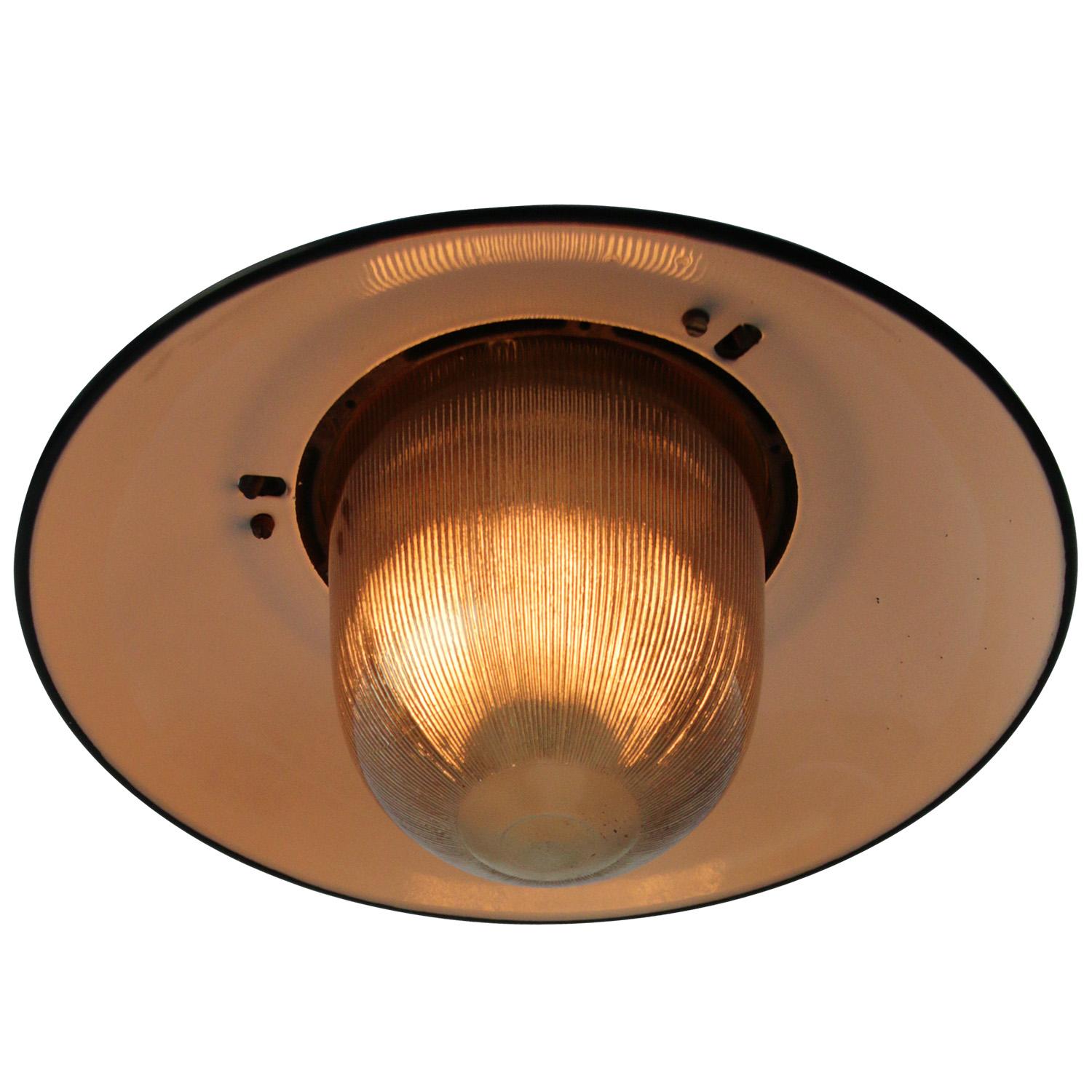Weiße Emaille Vintage Industrial Cast Iron Holophane Glas Lights Pendelleuchten (Industriell) im Angebot