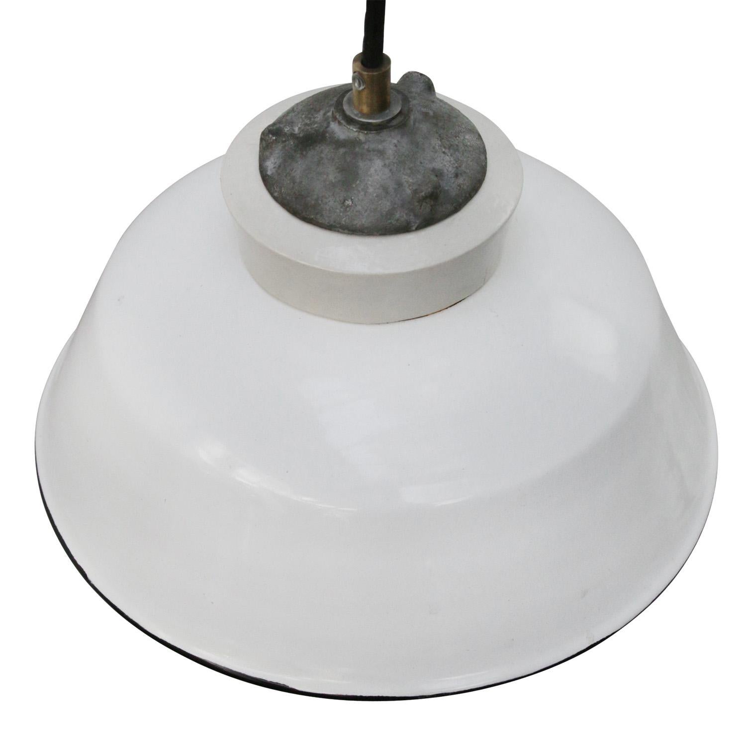 Industrielle Hängelampe aus Porzellan.
Weißes Porzellan, Gusseisen und Opalglas.
Schirm aus weißer Emaille, Sockel aus Porzellan, Oberteil aus Gusseisen.
Rundes Opalglas.

Inklusive 80