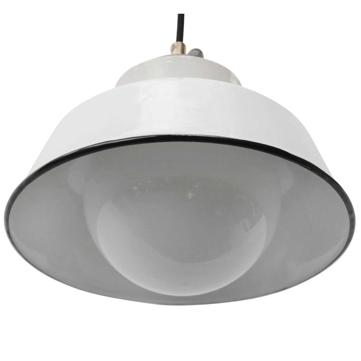 Weiße Emaille Vintage Industrial Cast Iron Porcelain Opaline Glass Pendelleuchten (Industriell) im Angebot