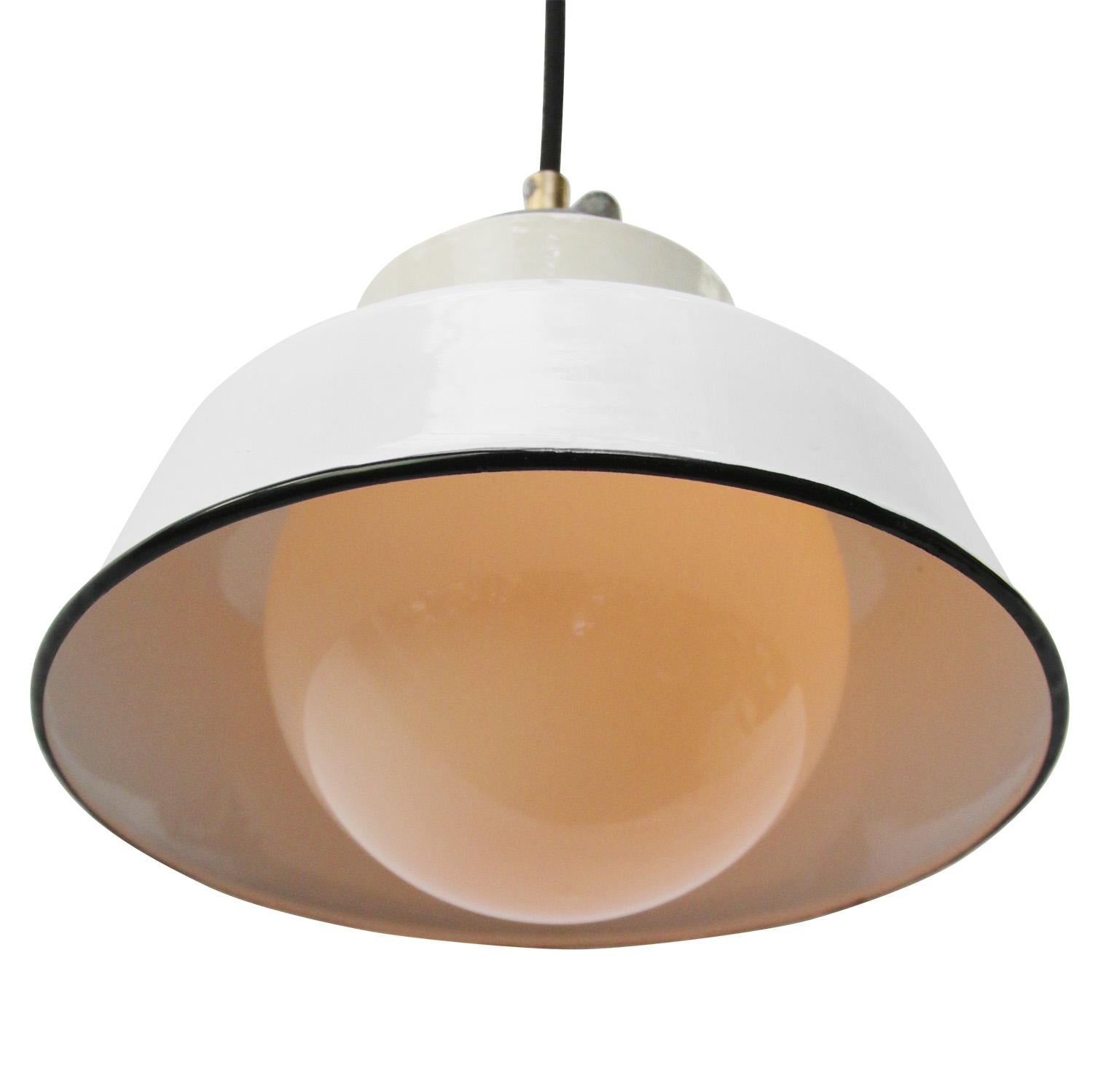 Weiße Emaille Vintage Industrial Cast Iron Porcelain Opaline Glass Pendelleuchten (Ungarisch) im Angebot