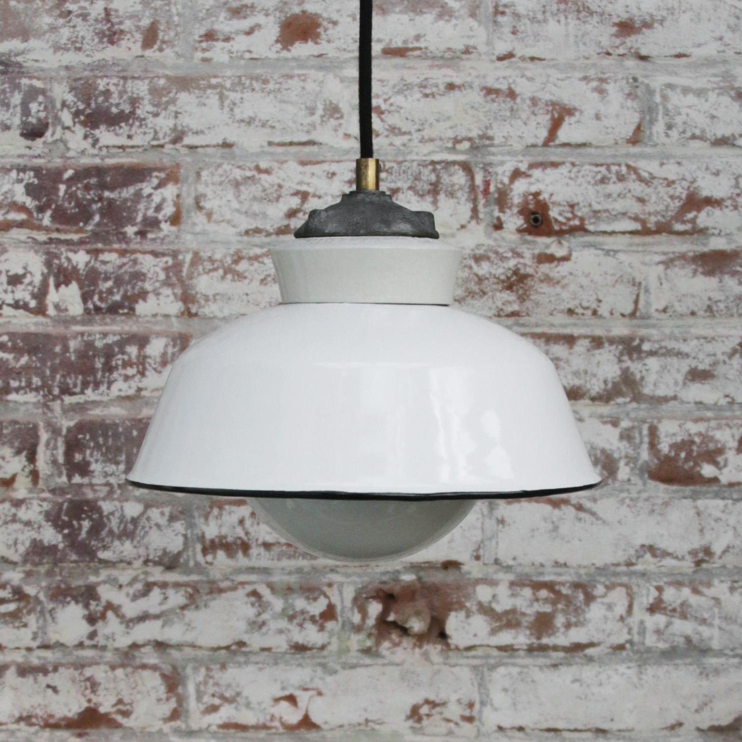 Weiße Emaille Vintage Industrial Cast Iron Porcelain Opaline Glass Pendelleuchten (Gegossen) im Angebot