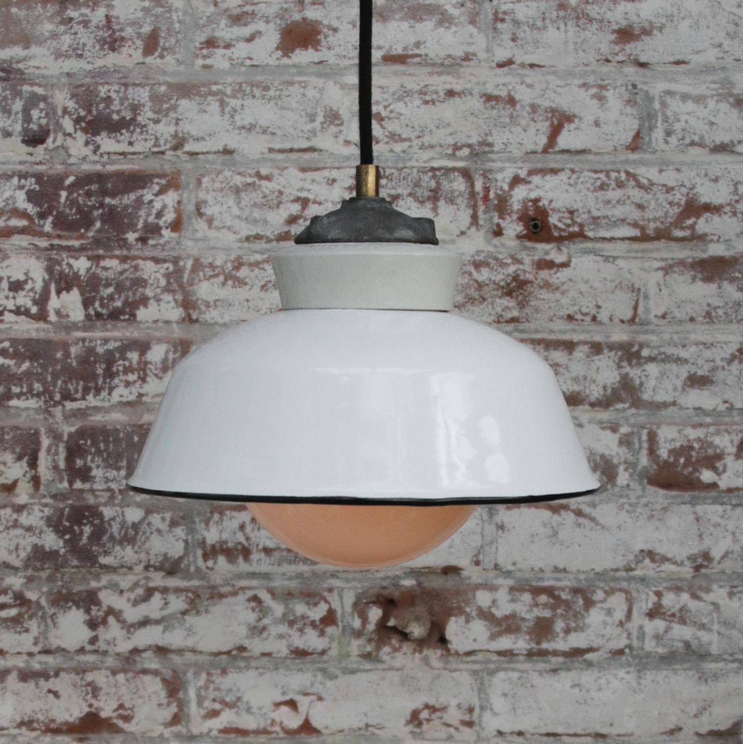 Weiße Emaille Vintage Industrial Cast Iron Porcelain Opaline Glass Pendelleuchten im Zustand „Gut“ im Angebot in Amsterdam, NL