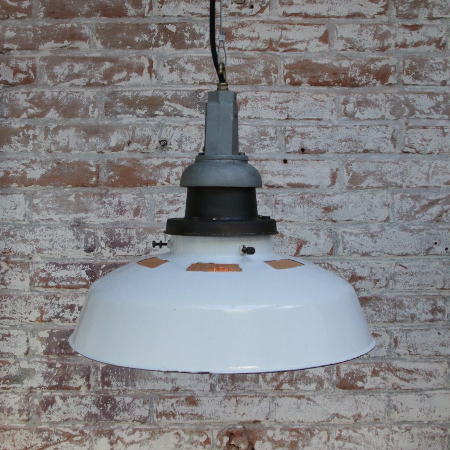 White Enamel Vintage Industrial Factory Pendant Light by Benjamin UK In Good Condition For Sale In Amsterdam, NL