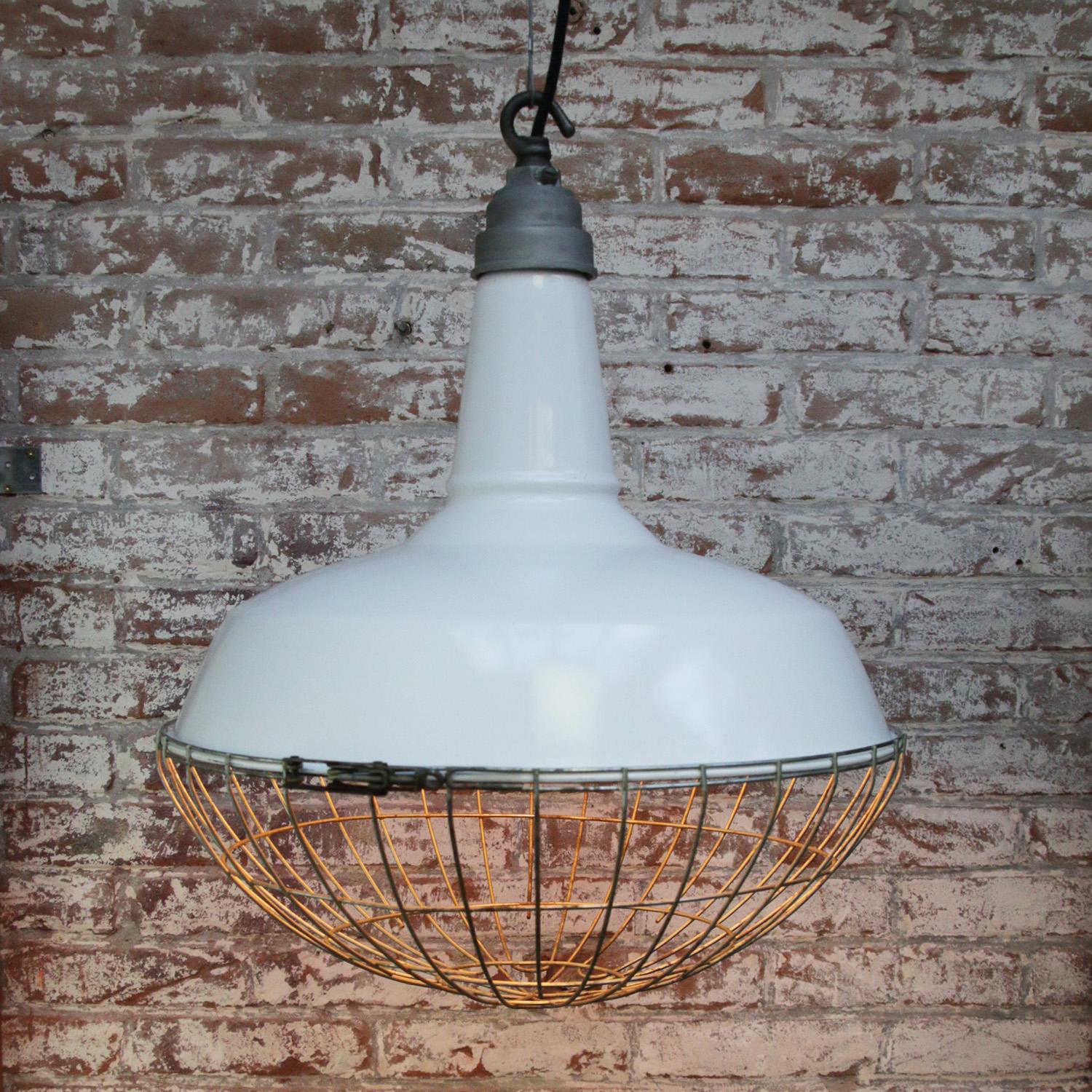 White Enamel Vintage Industrial Factory Pendant Light by Benjamin USA In Good Condition In Amsterdam, NL