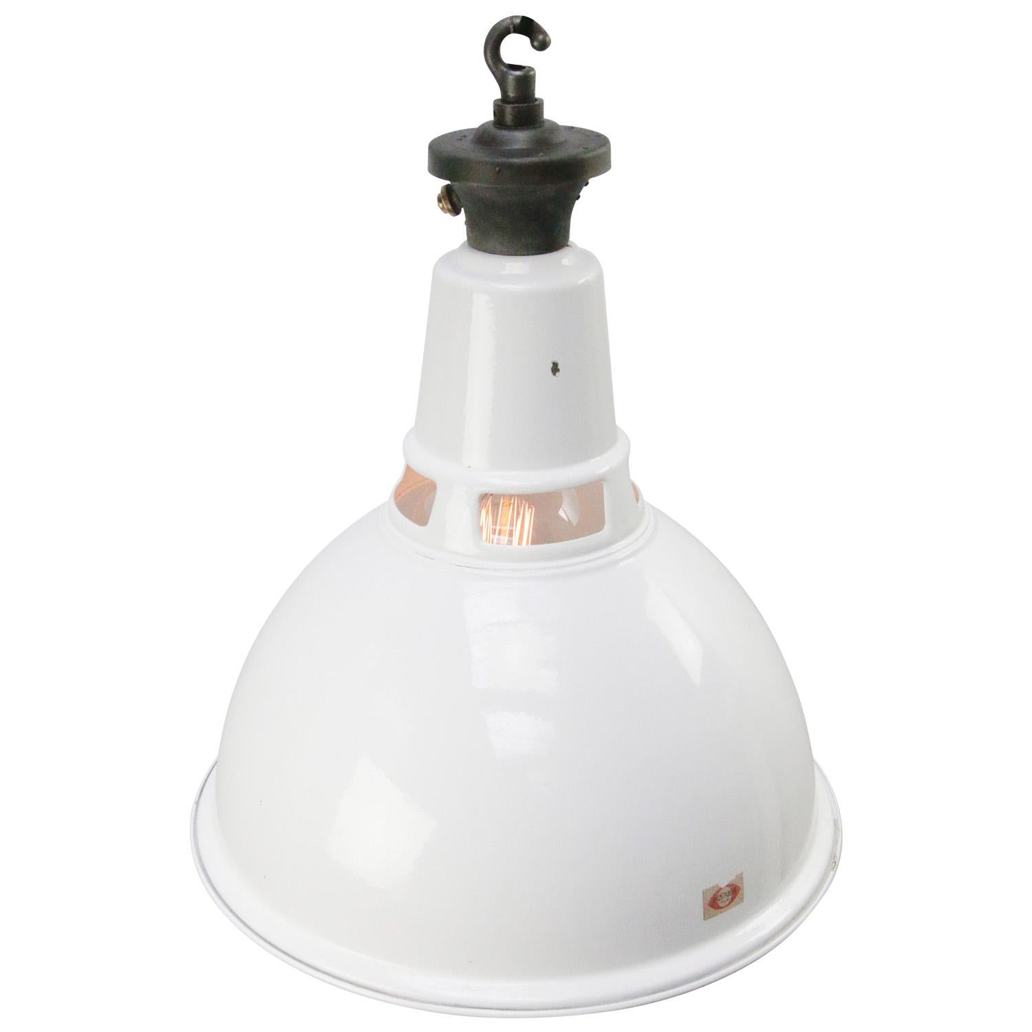 Industriel Lampes à suspension d'usine industrielle vintage en émail blanc par Benjamin UK en vente