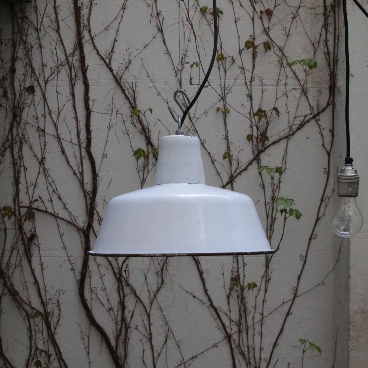 White Enamel Vintage Industrial Pendant Light In Excellent Condition In Amsterdam, NL