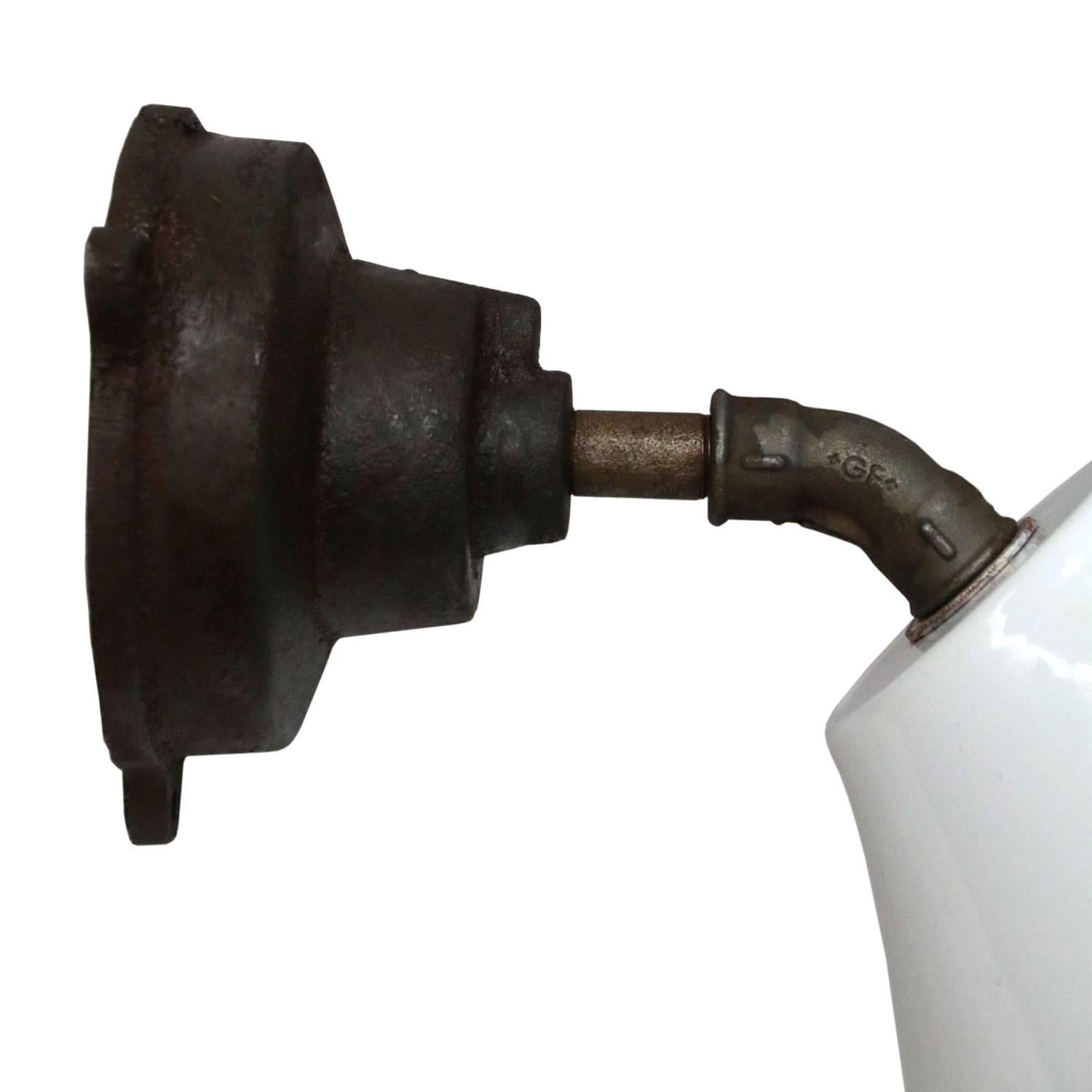 White Enamel Wall Light Vintage Industrial Cast Iron 45 Degrees (149x) In Excellent Condition In Amsterdam, NL