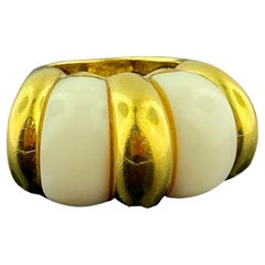 Anillo de esmalte blanco y oro amarillo