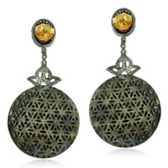 Pendants d'oreilles avec rubis sculpté et saphir bleu émaillé blanc