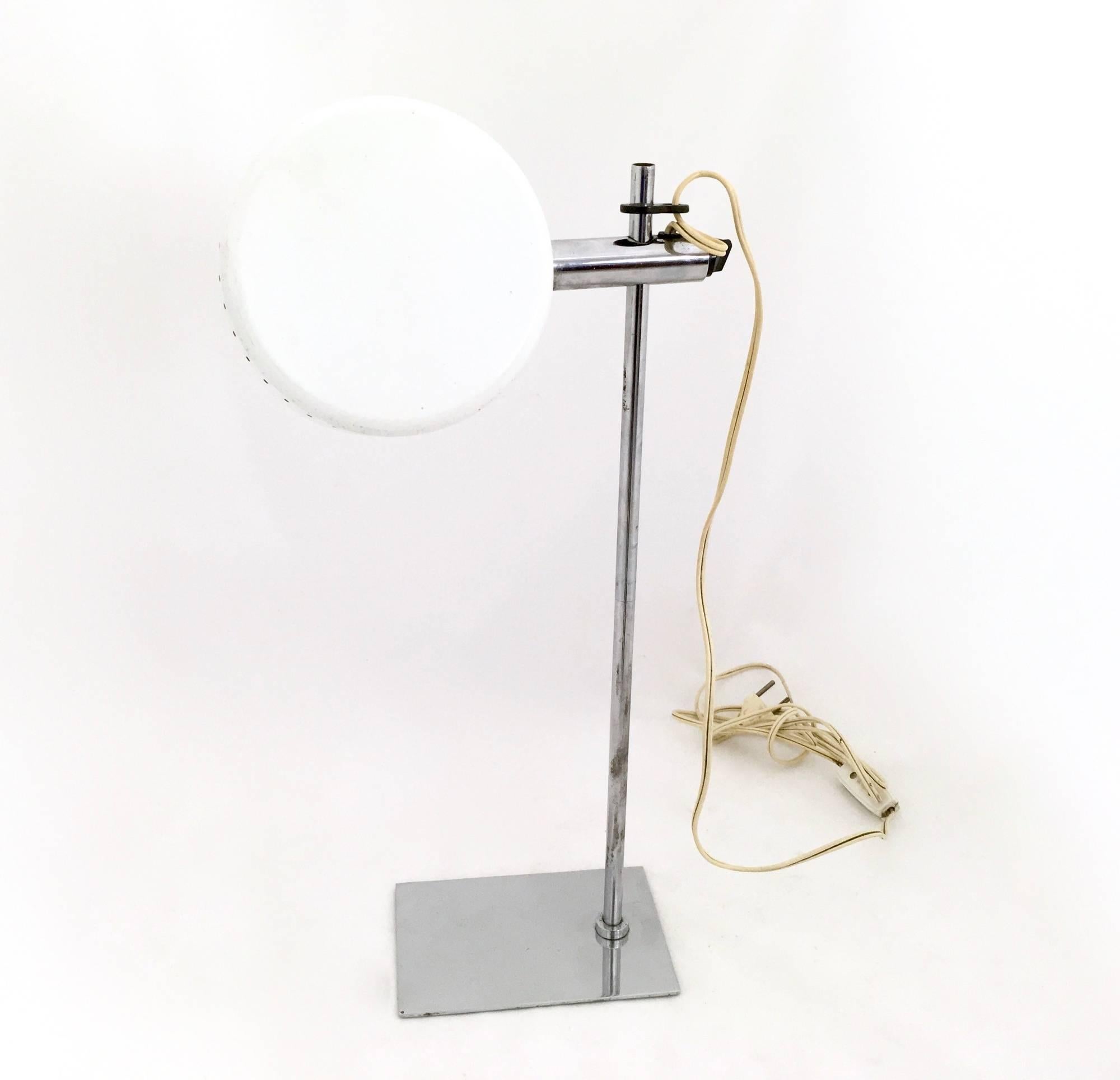Italian Postmodern Adjustable White Lacquered Metal Desk Lamp by Robert Sonneman
