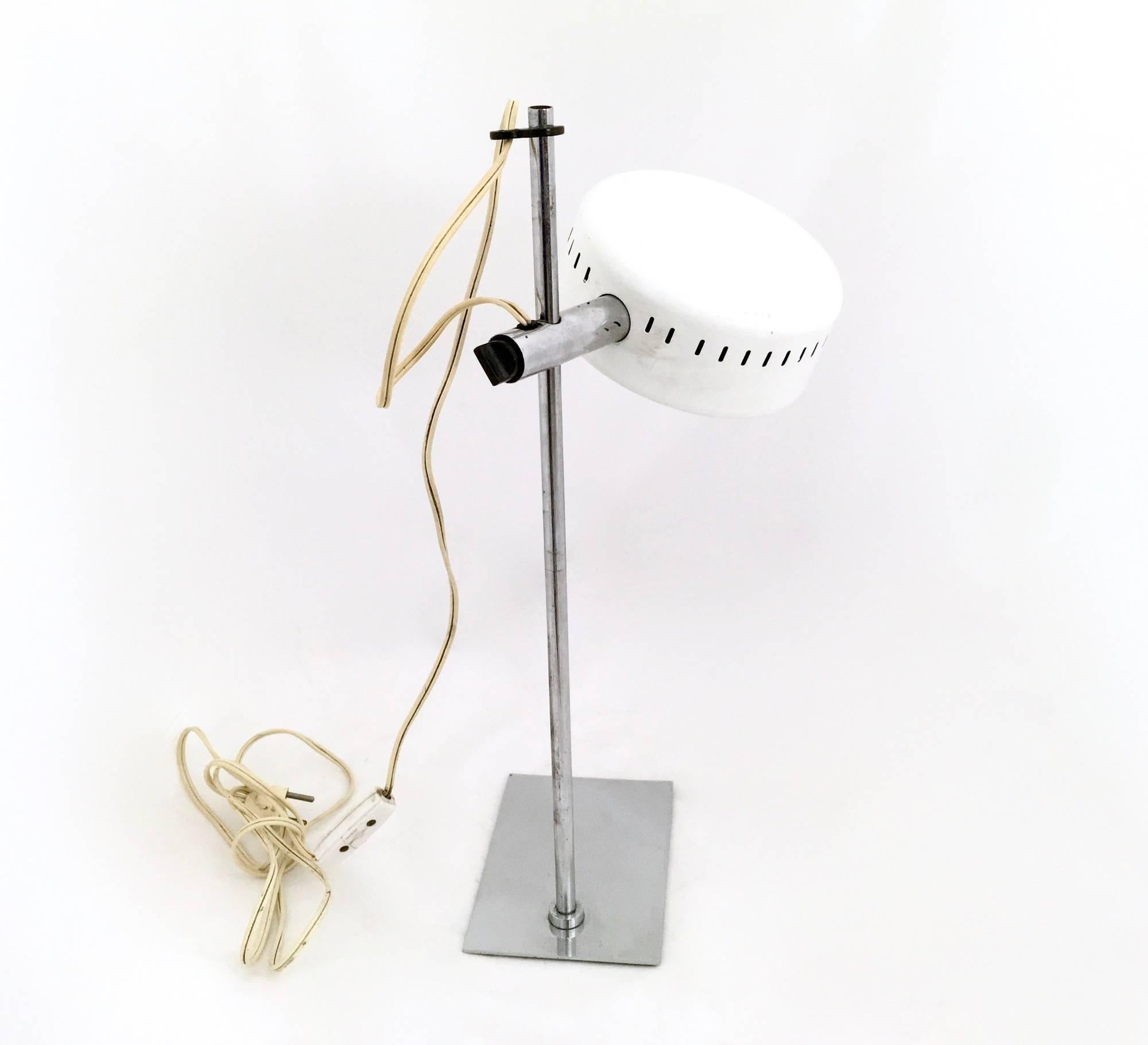 Enameled Postmodern Adjustable White Lacquered Metal Desk Lamp by Robert Sonneman