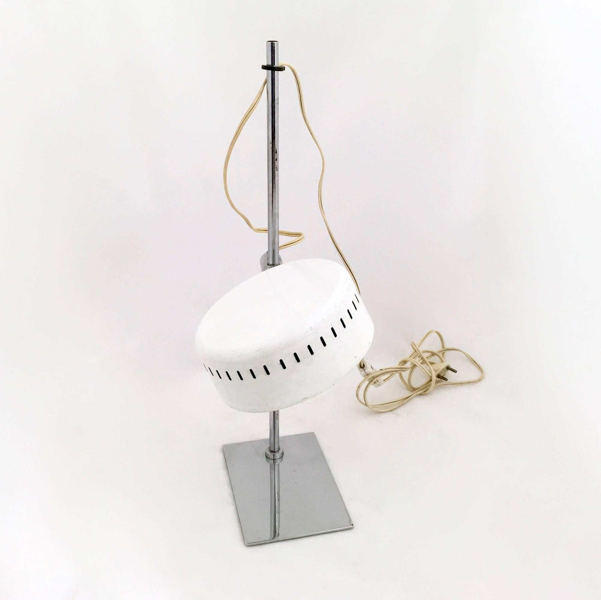 Postmodern Adjustable White Lacquered Metal Desk Lamp by Robert Sonneman In Excellent Condition In Bresso, Lombardy