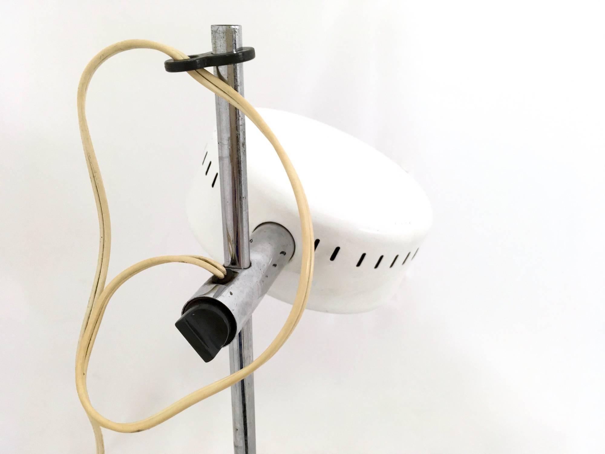 Postmodern Adjustable White Lacquered Metal Desk Lamp by Robert Sonneman 1
