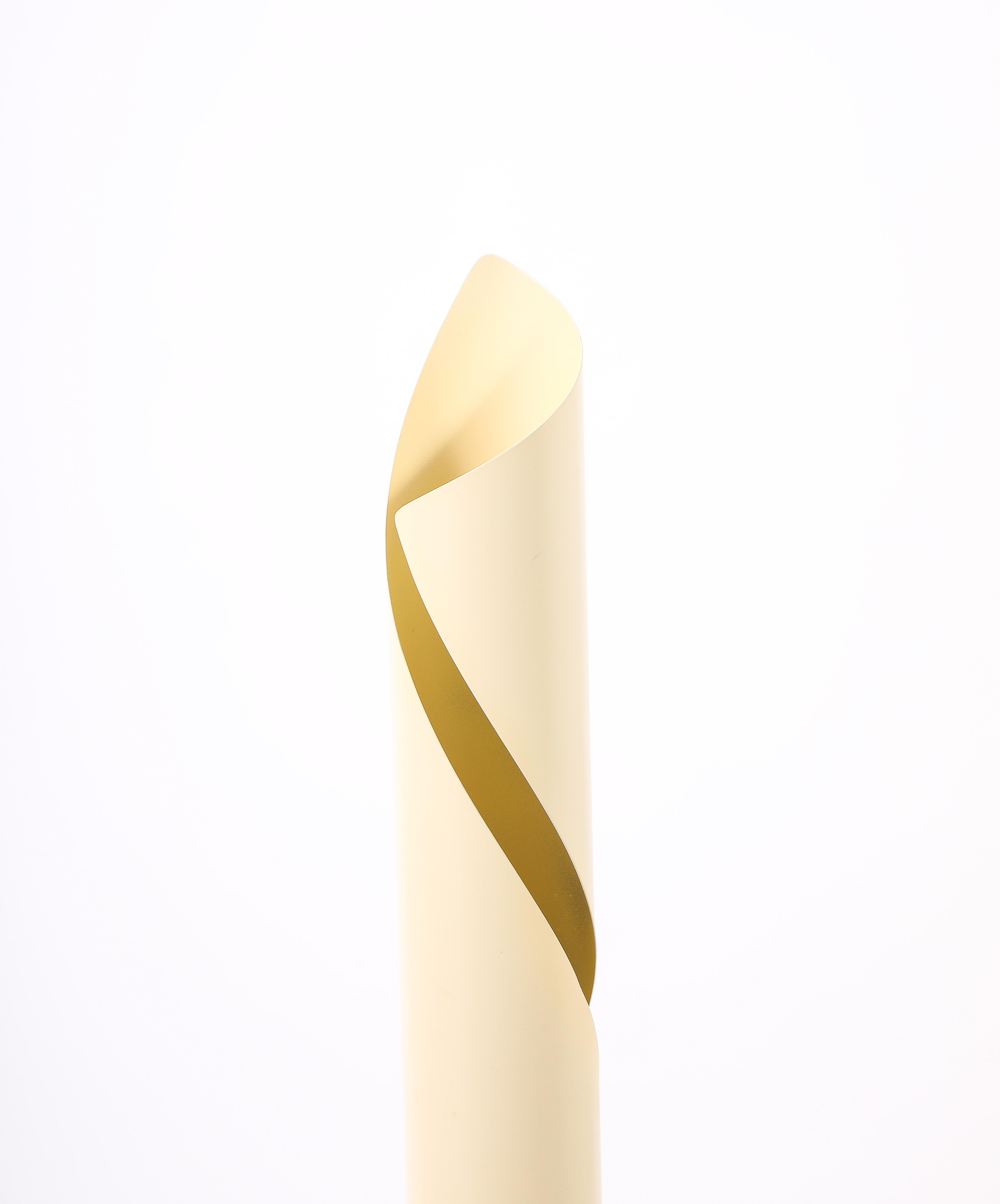 Spiral-Stehlampe aus weiß emailliertem Metall, Frankreich 1970er Jahre (Moderne) im Angebot