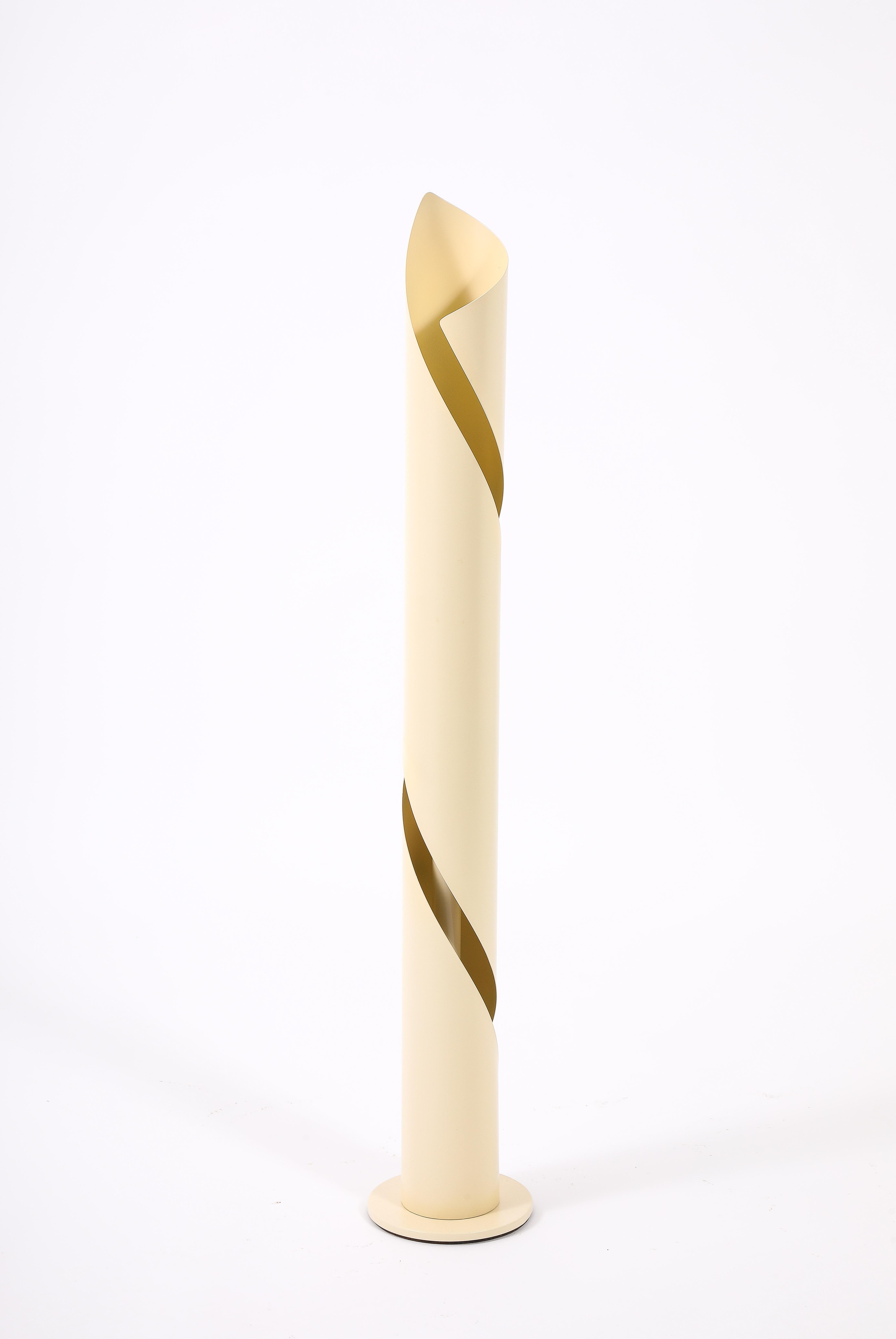 White Enameled Metal Spiral Floor Lamp, France 1970's In Good Condition For Sale In New York, NY