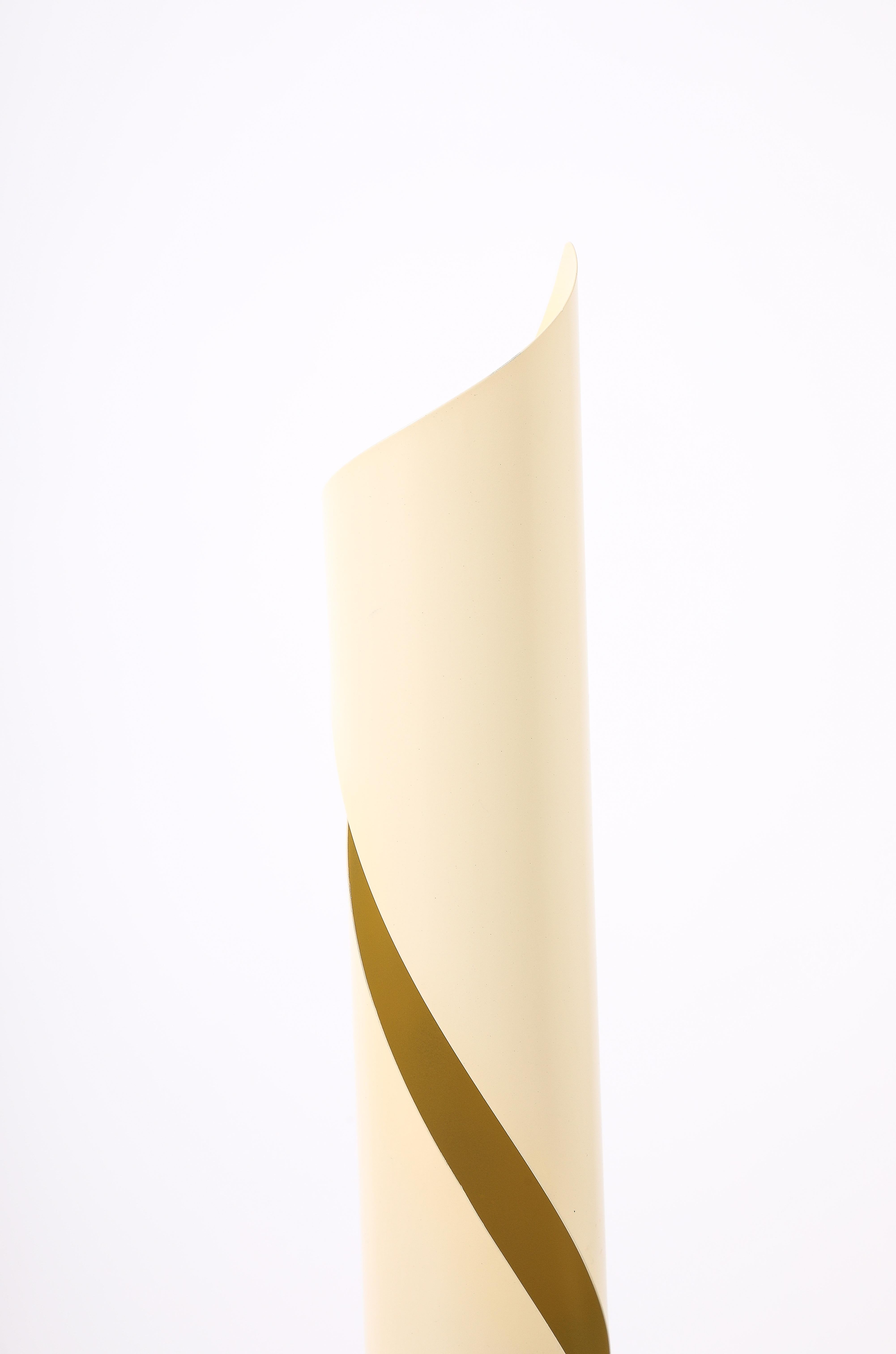 Spiral-Stehlampe aus weiß emailliertem Metall, Frankreich 1970er Jahre (Stahlschnitt) im Angebot