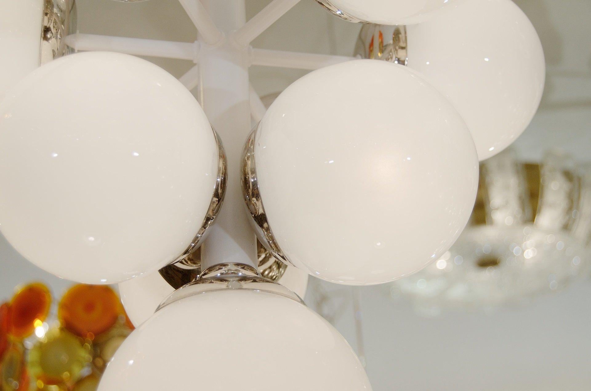 Araña Pirámide Esmaltada Blanca con Globos Opales Brillantes Español en venta