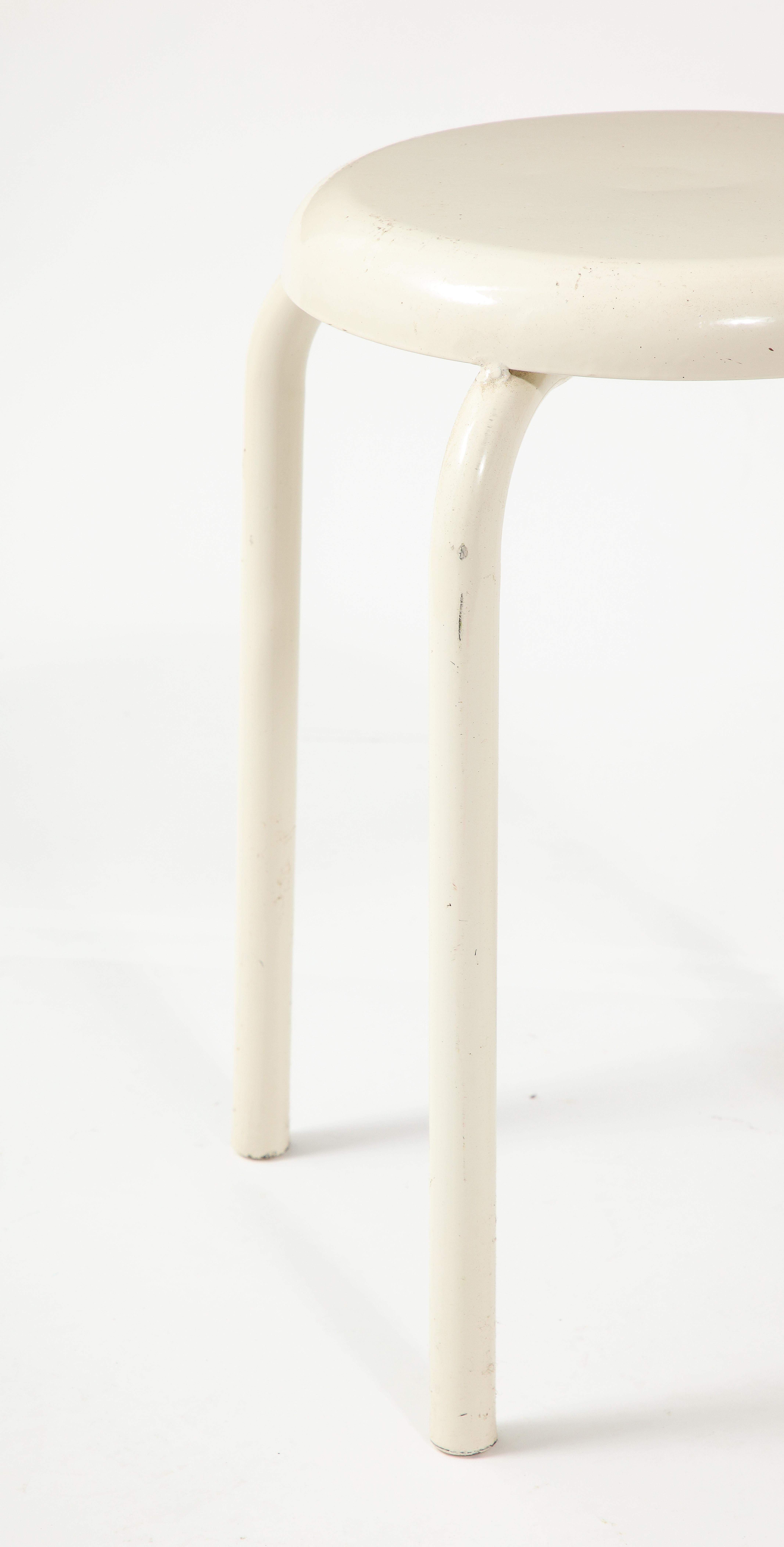 Weiß emaillierte Hocker aus Stahl, Frankreich 1960er Jahre (20. Jahrhundert) im Angebot