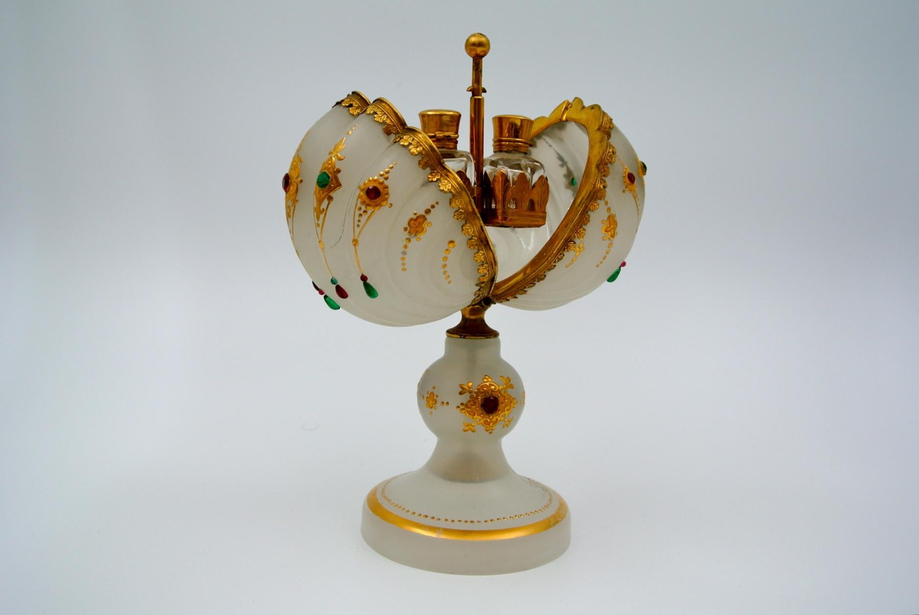 Porte-flacon en opaline émaillée blanche, monture en laiton, flacons en cristal, 19e siècle, époque Napoléon III
Taille : H 21cm, L 17cm, P 11cm.